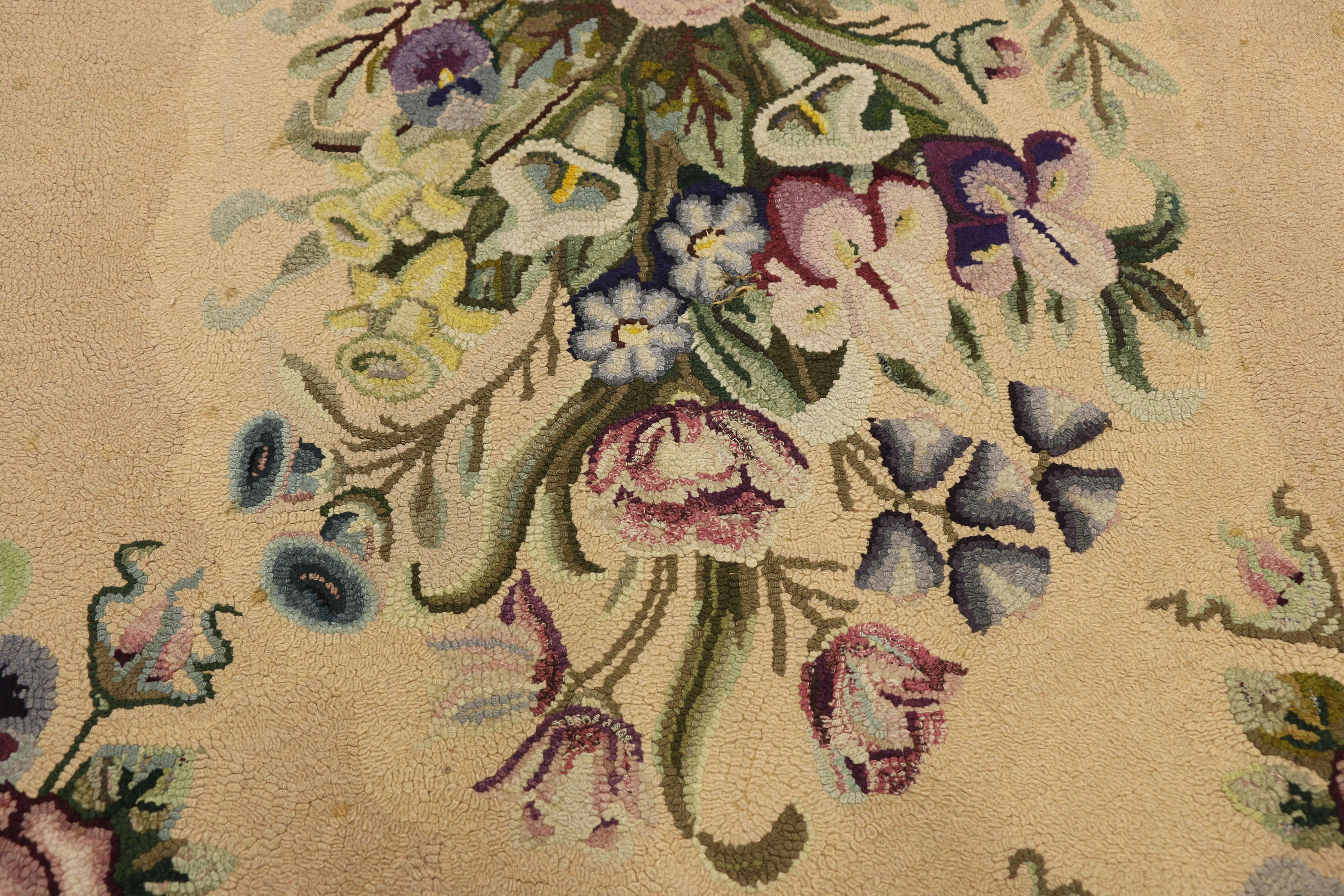 Noué à la main Ancien tapis américain à capuche avec style Aubusson français en vente