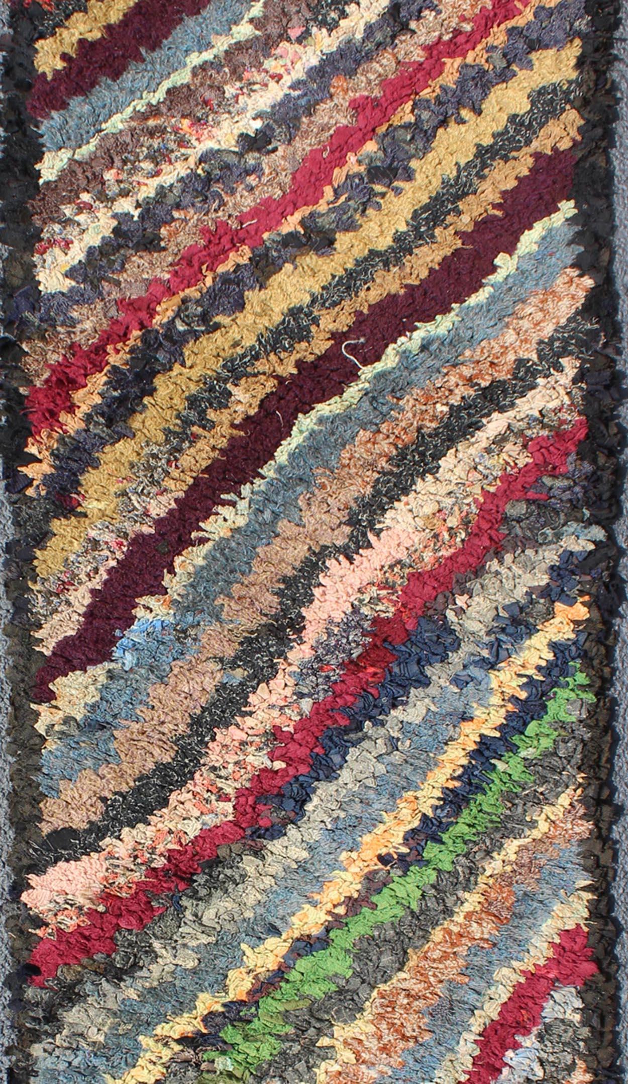 Antiker amerikanischer Hakenläufer mit dfiagonalem Streifenmuster, Teppich L11-0801, Ursprungsland / Art: Vereinigte Staaten / Hakenware, um 1920

Dieser spektakuläre, antike amerikanische Hakenteppich ist raffiniert in Stil, Farbe und Komposition