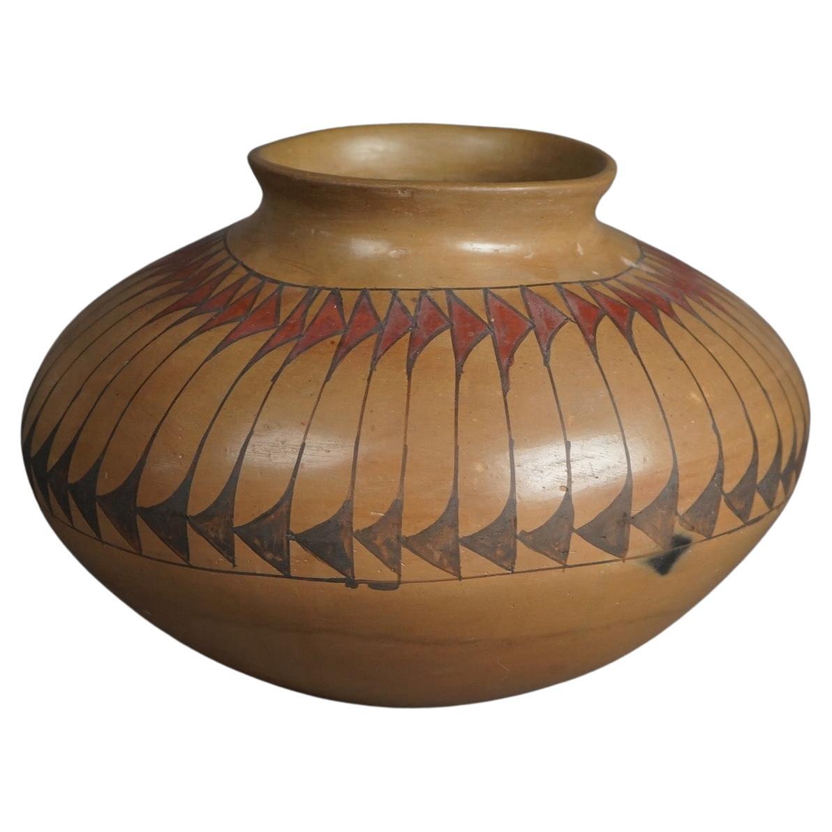 Antike amerikanische indische Taos Acoma Stilisierte Keramik-Olla, um 1930 im Angebot