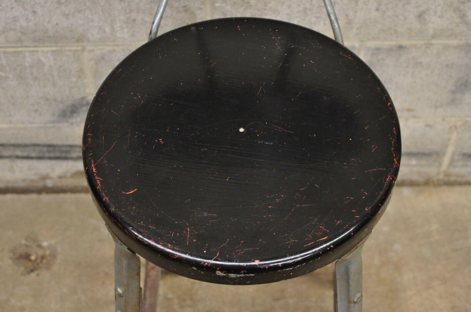 Industriel Antique chaise de travail d'artiste américaine industrielle en métal gris en vente
