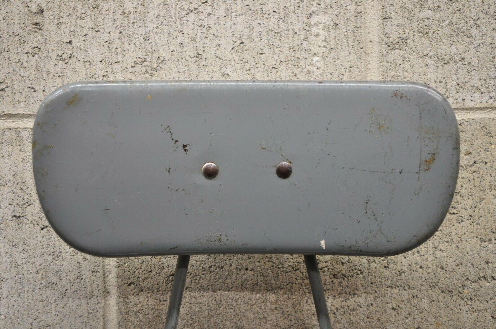 Américain Antique chaise de travail d'artiste américaine industrielle en métal gris en vente