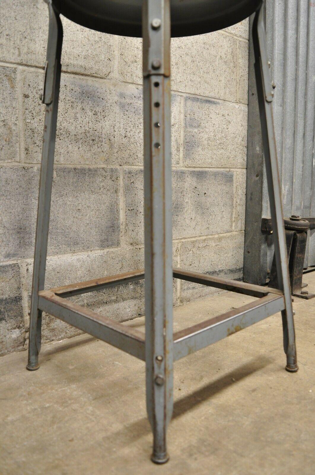 Antique American Industrial Gray Metal Drafting Stool Artist Work Chair In Good Condition For Sale In Philadelphia, PA