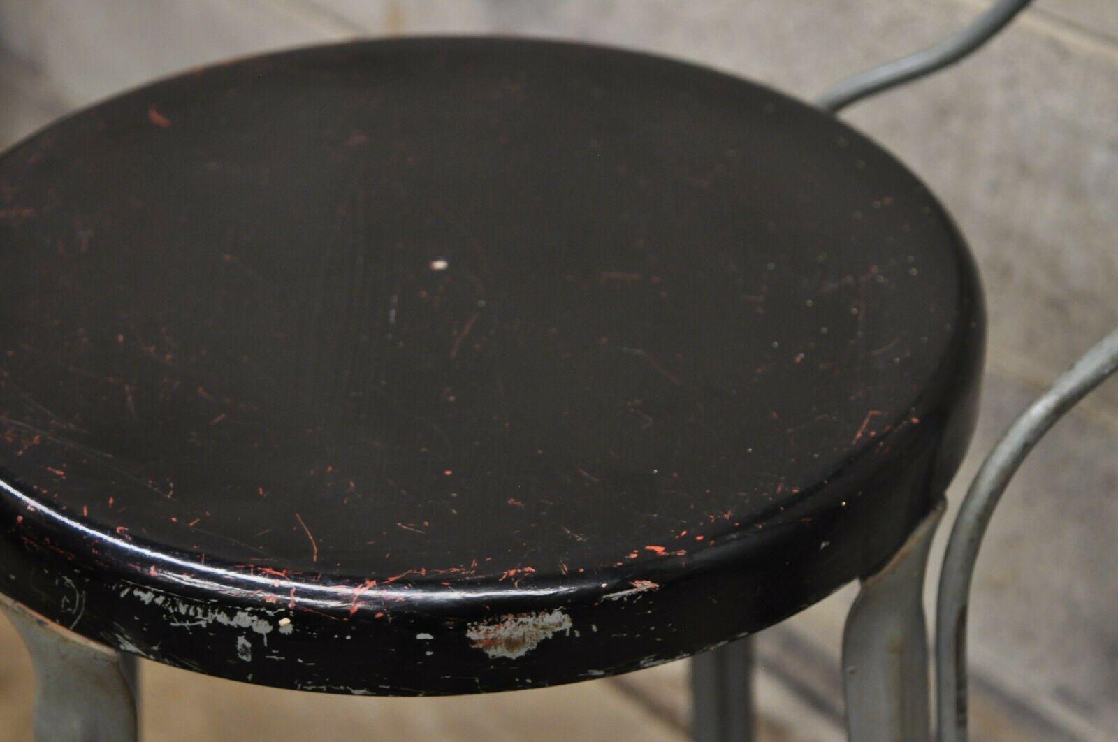 Métal Antique chaise de travail d'artiste américaine industrielle en métal gris en vente