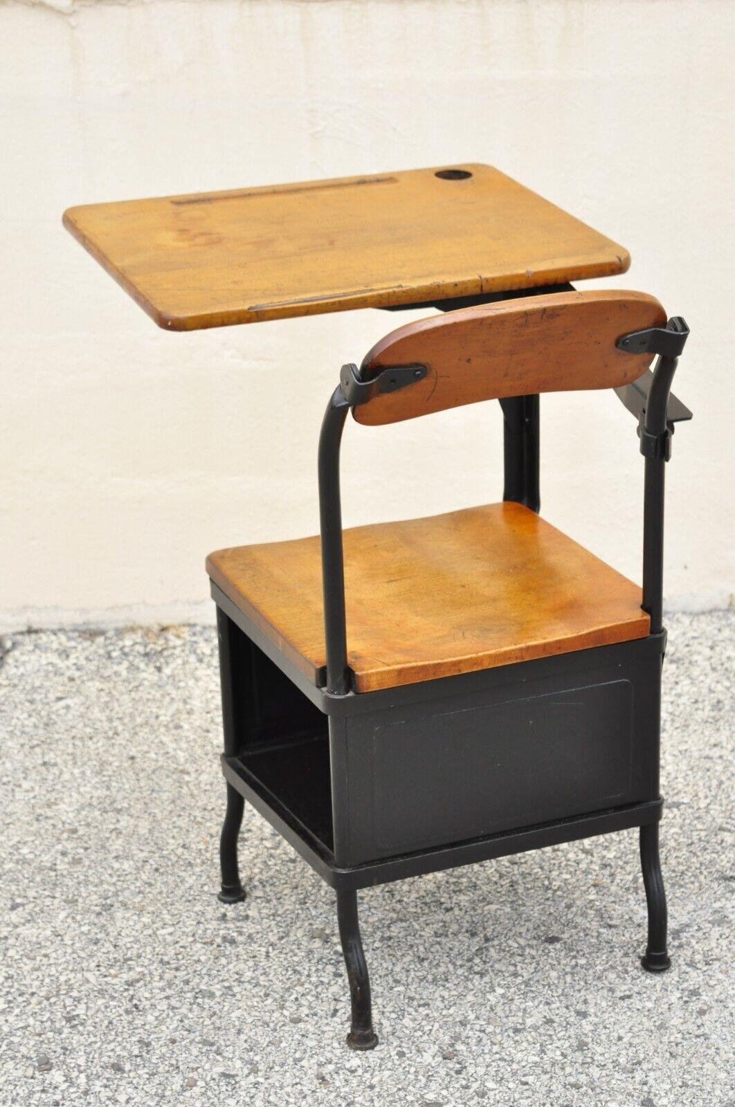 Antiker amerikanischer Industrieller Kinder-Schreibtisch aus Eisen und Ahornholz im Angebot 5