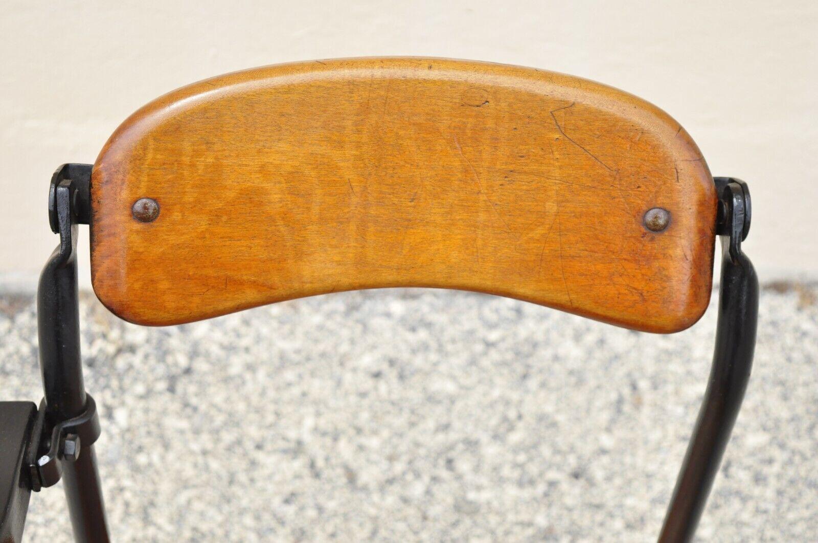 Antiguo escritorio escolar industrial americano de hierro y arce para niños Industrial en venta