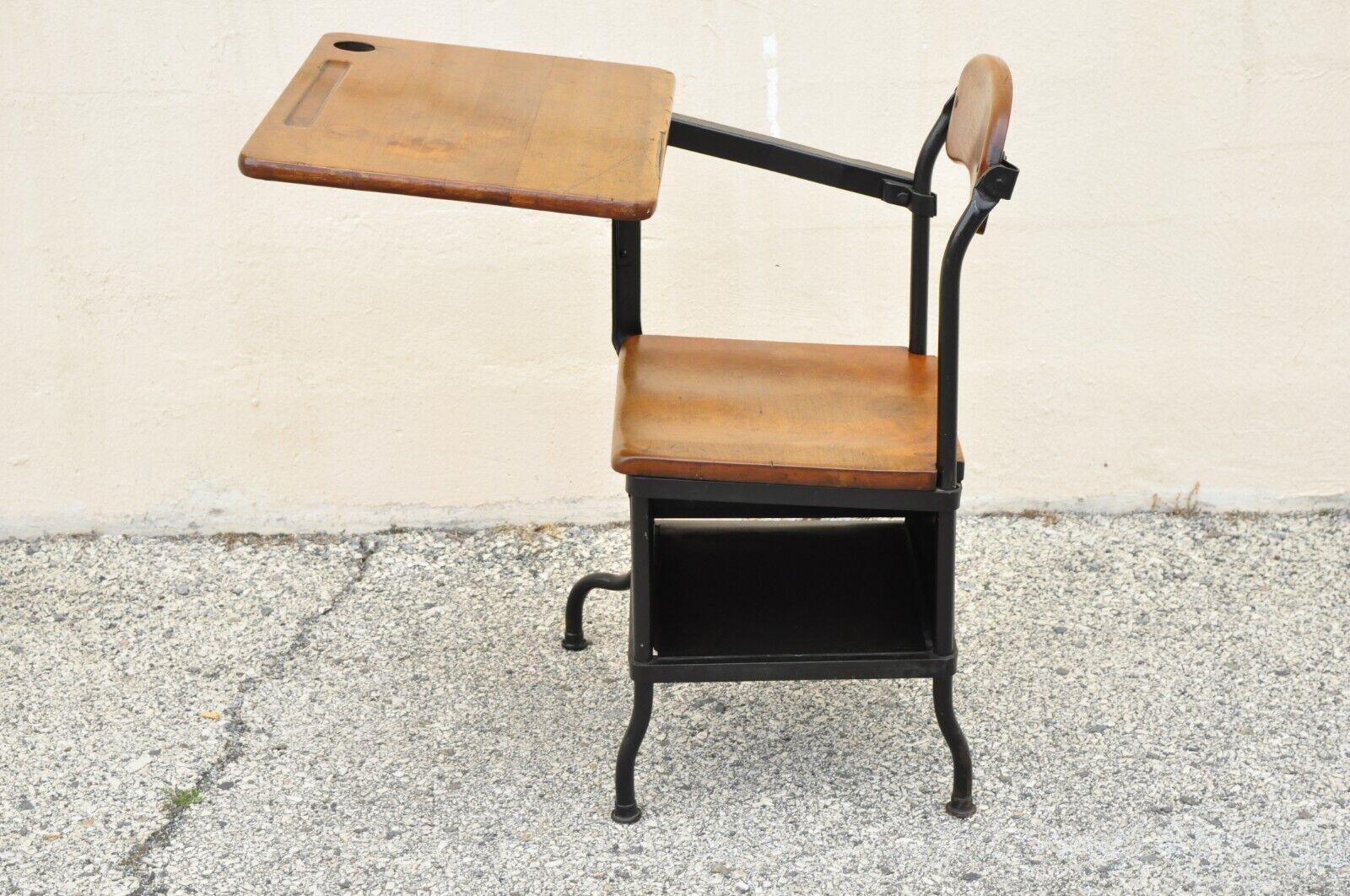 Antiguo escritorio escolar industrial americano de hierro y arce para niños Estadounidense en venta