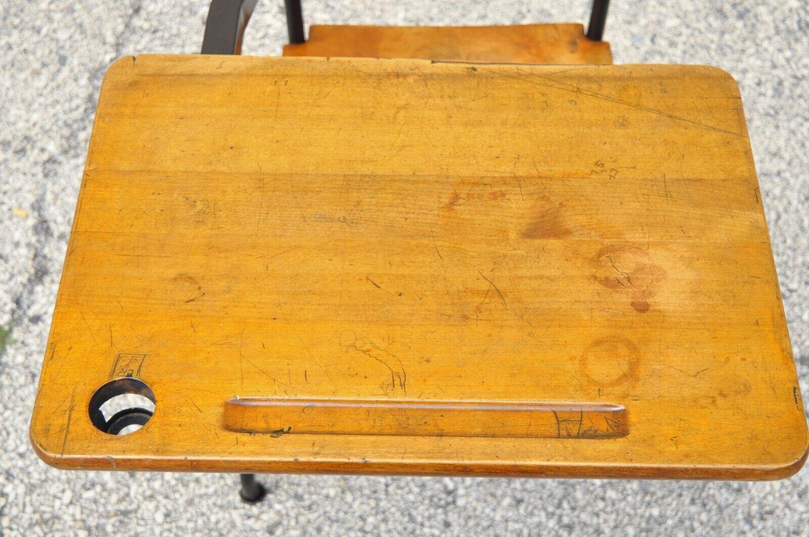 Antiker amerikanischer Industrieller Kinder-Schreibtisch aus Eisen und Ahornholz (20. Jahrhundert) im Angebot