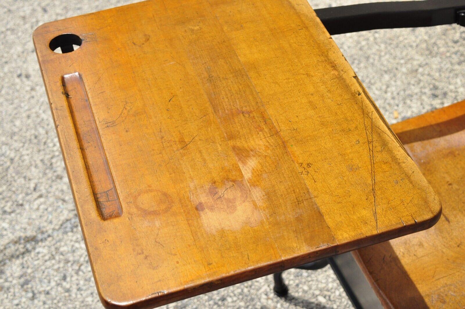 Antiker amerikanischer Industrieller Kinder-Schreibtisch aus Eisen und Ahornholz im Angebot 1