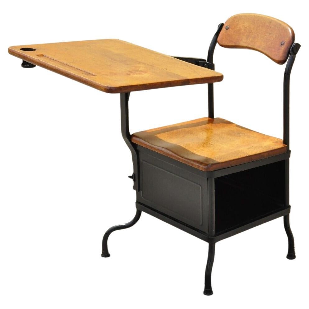 Antiker amerikanischer Industrieller Kinder-Schreibtisch aus Eisen und Ahornholz im Angebot
