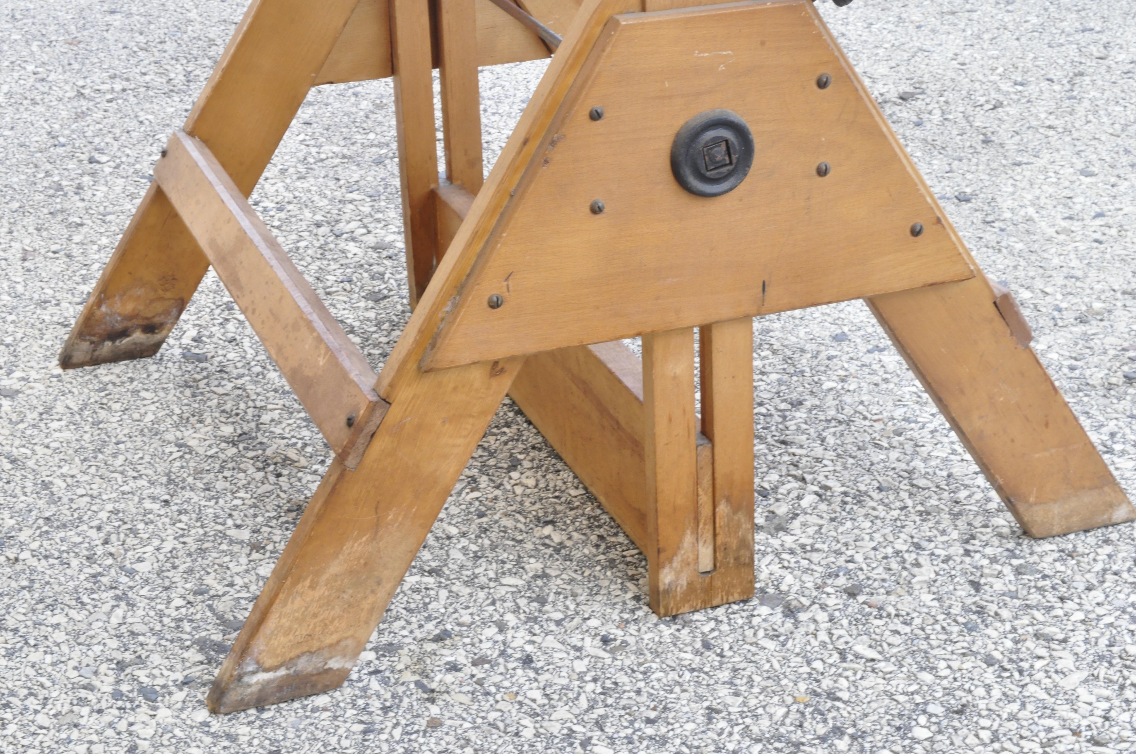 Antike amerikanische industrielle kleine Zeichnung Tisch Arbeit Schreibtisch Gusseisen Massivholz (Holz) im Angebot