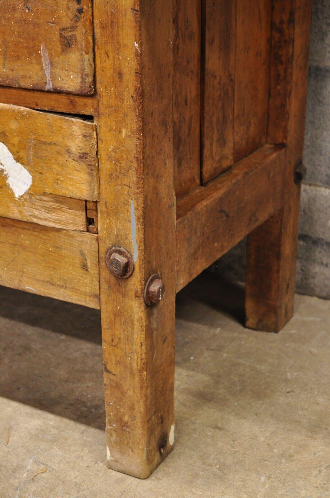 Antiker amerikanischer Industrie-Holz-Pflanzgefäß-Tisch im Used-Look mit Lackierung im Angebot 4