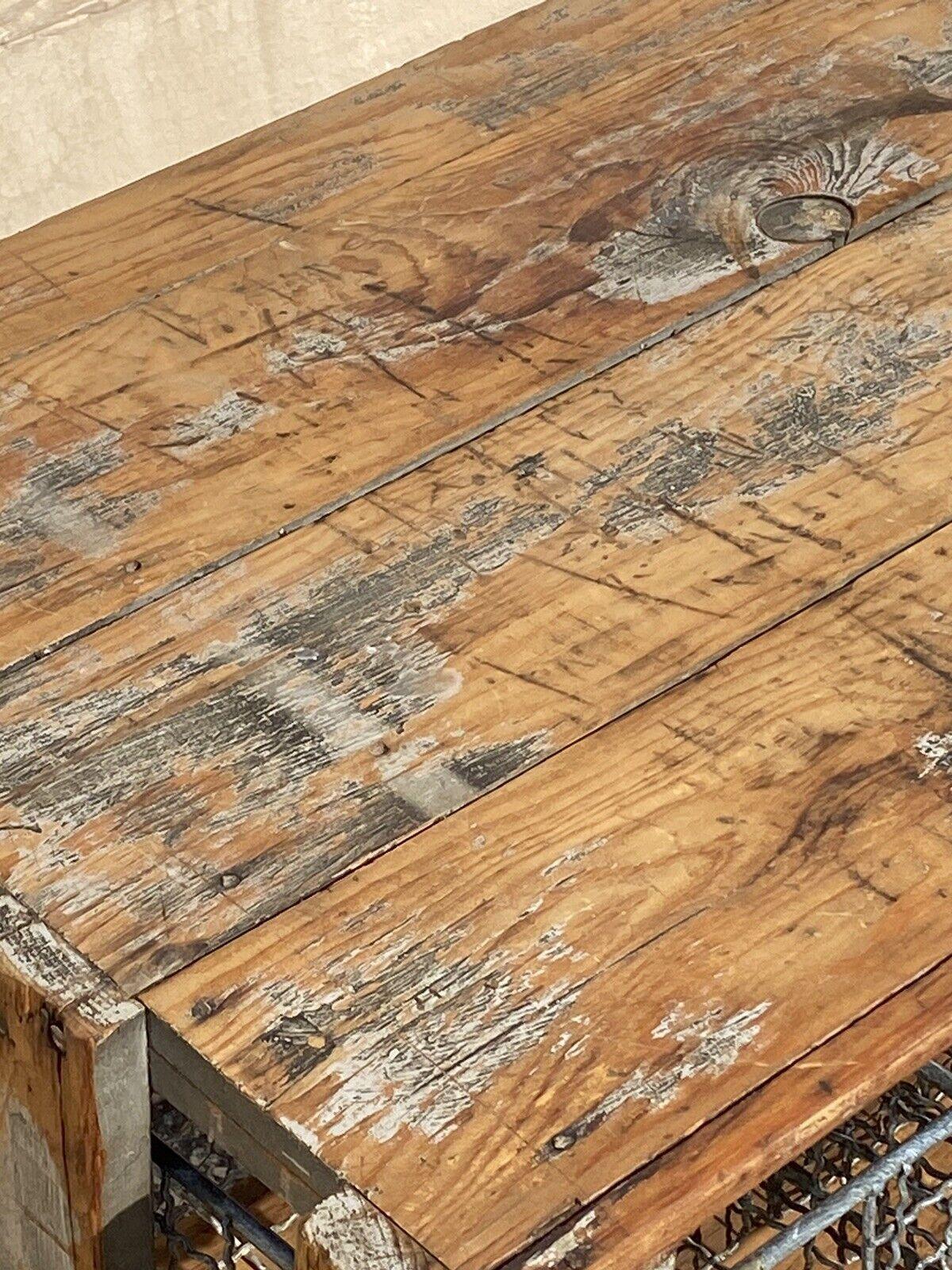 Antiker amerikanischer Industrie-Holz-Rollregal-Aufbewahrungswagen im Used-Look in Grau im Zustand „Gut“ im Angebot in Philadelphia, PA