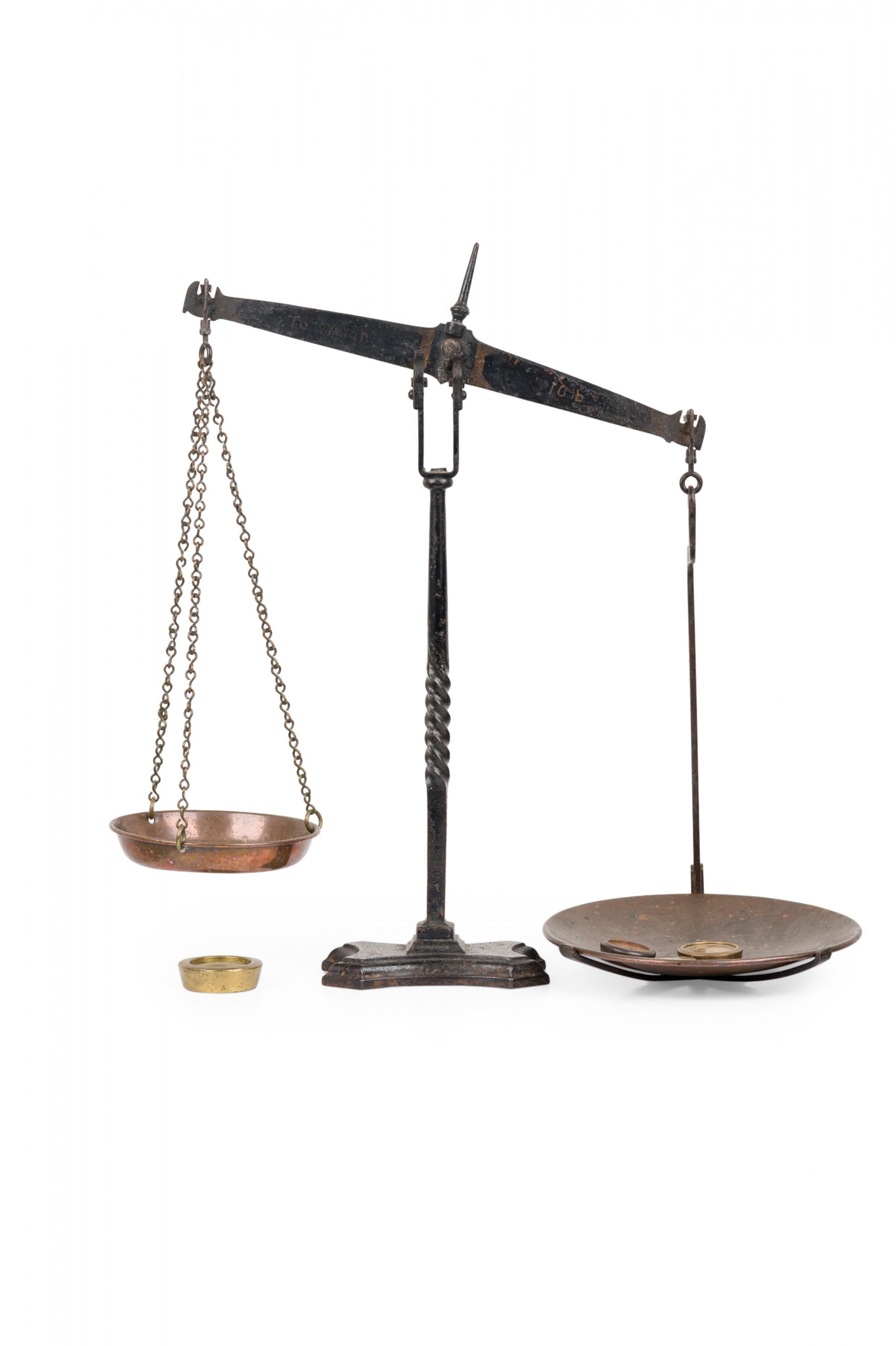 Américain Ancienne balance de poids du fer américain en vente