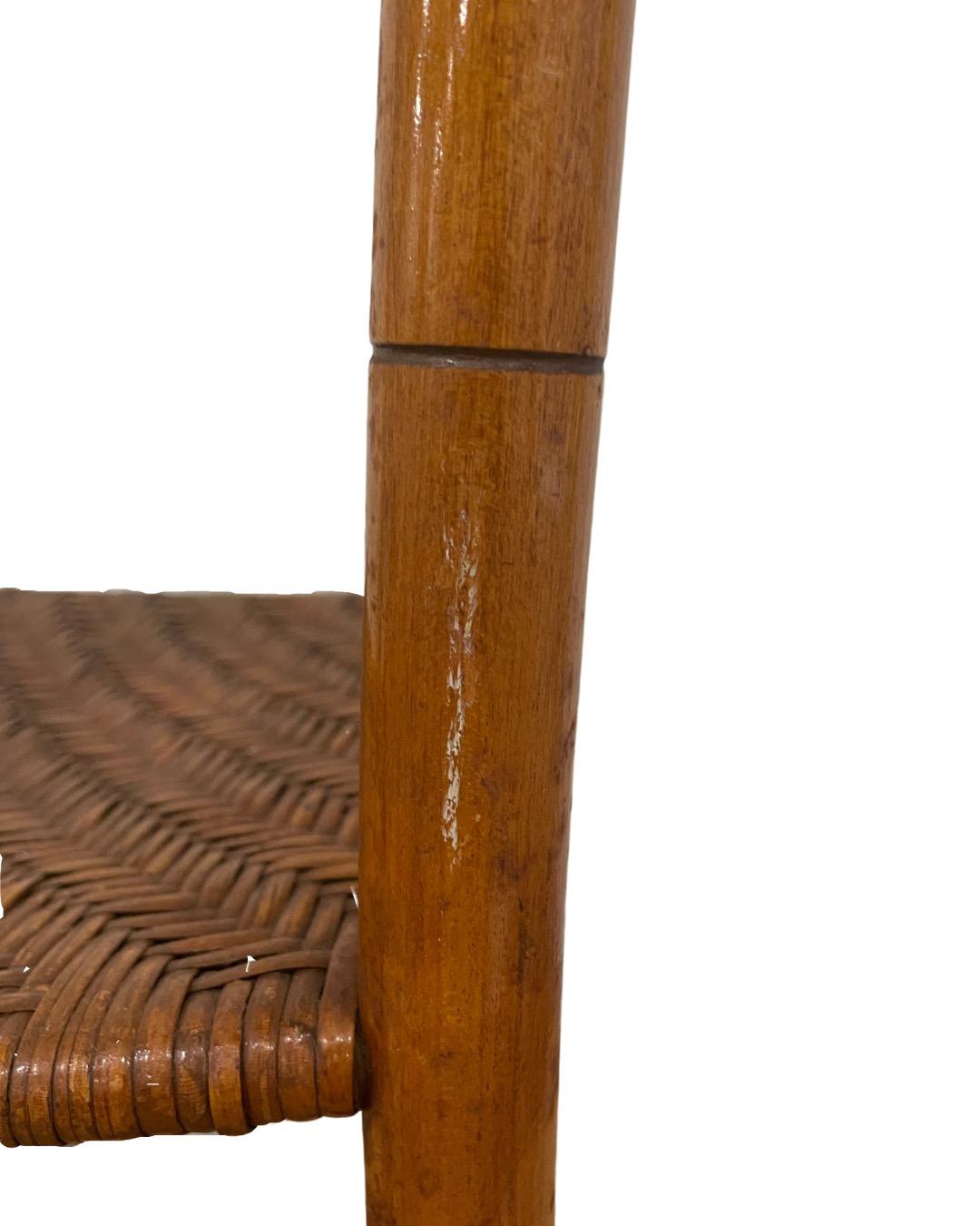 Arts and Crafts Ancienne chaise américaine d'enfant à dossier en échelle avec assise tissée en vente
