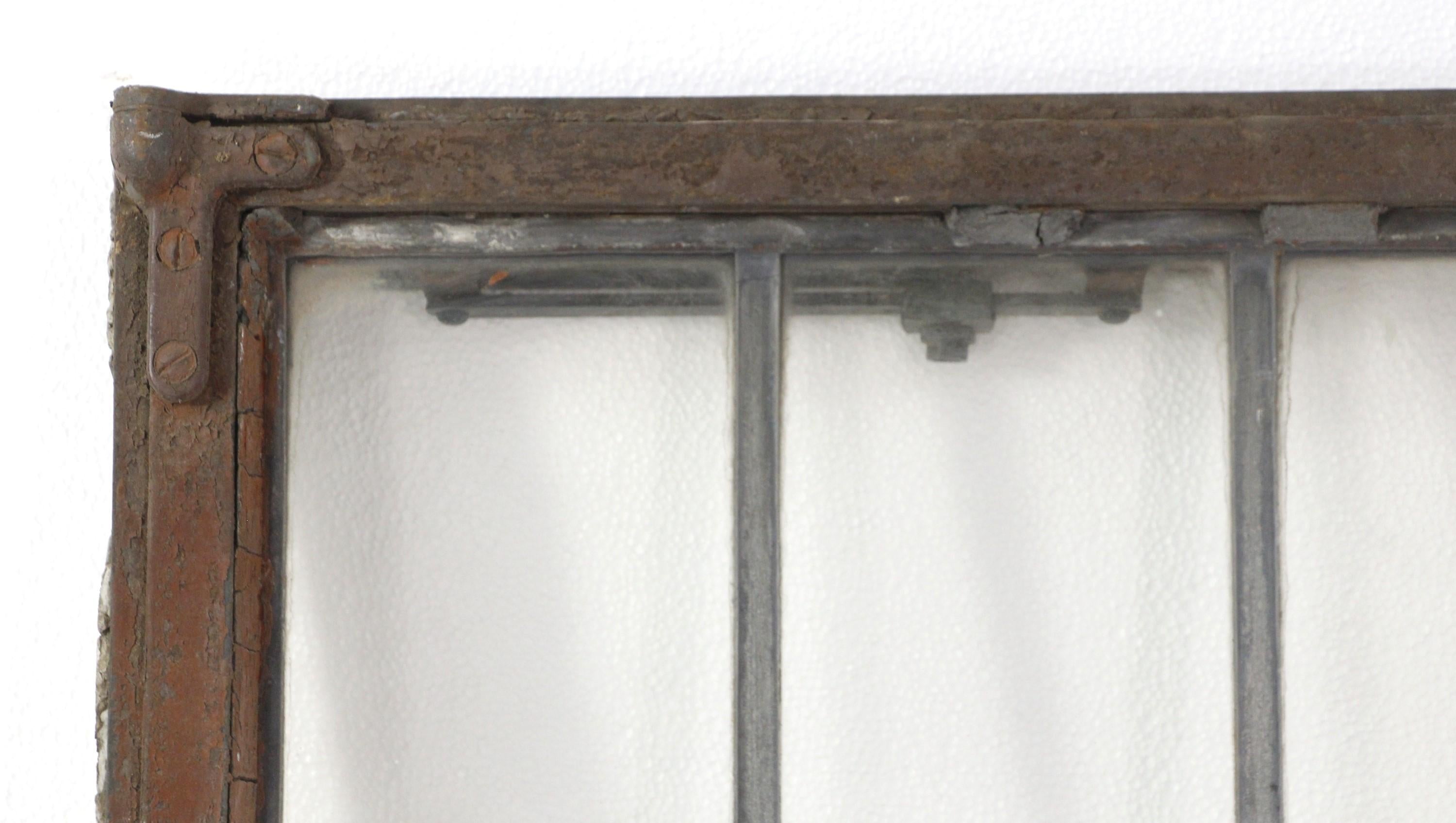 Antiker amerikanischer Blei-Doppelgehäuse-Fenster-Stahlrahmen mit Bronzegriffen im Zustand „Gut“ in New York, NY
