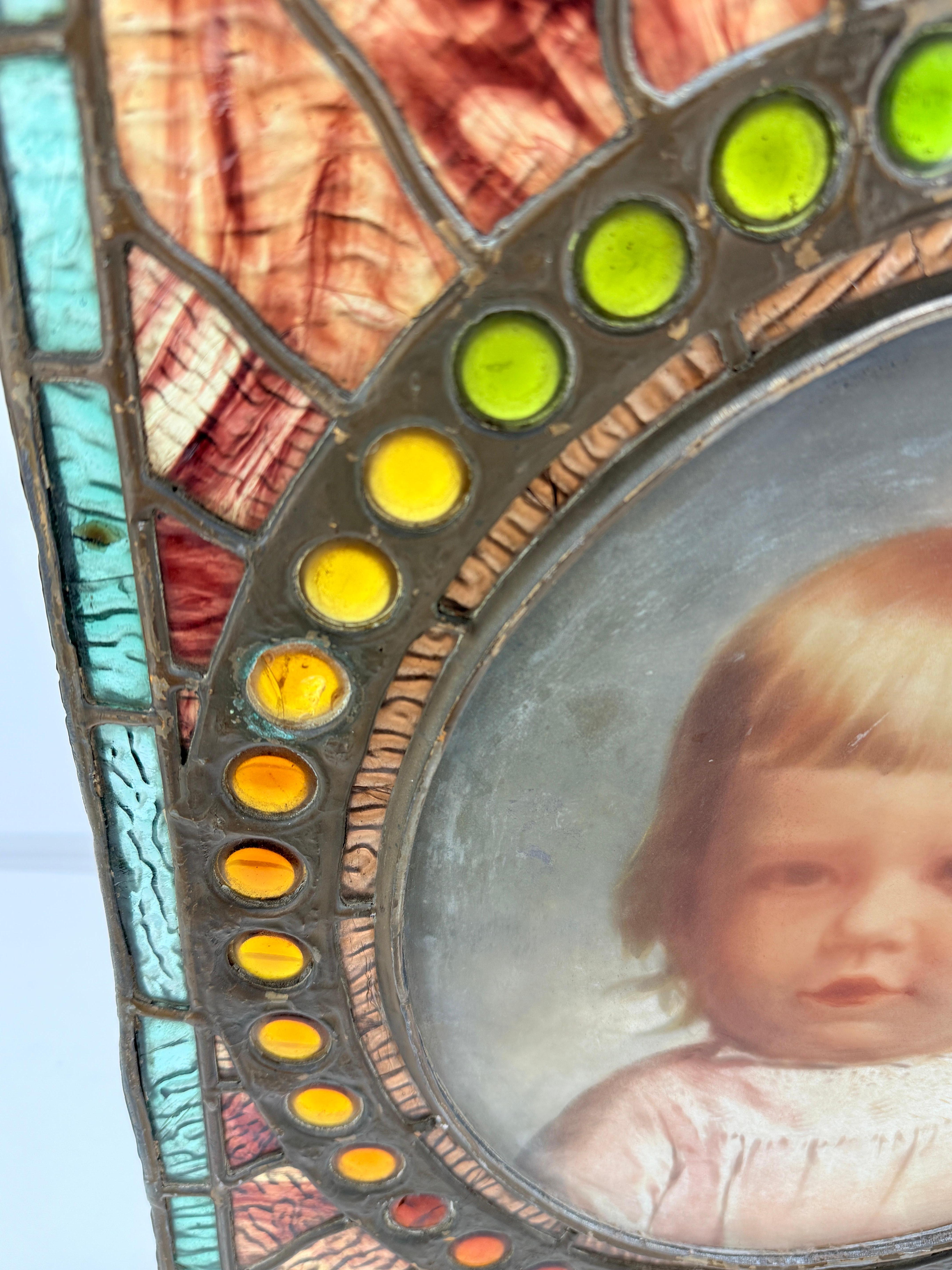 Antiguo escaparate americano de cristal emplomado y decorado de un niño de 1900 en venta 3