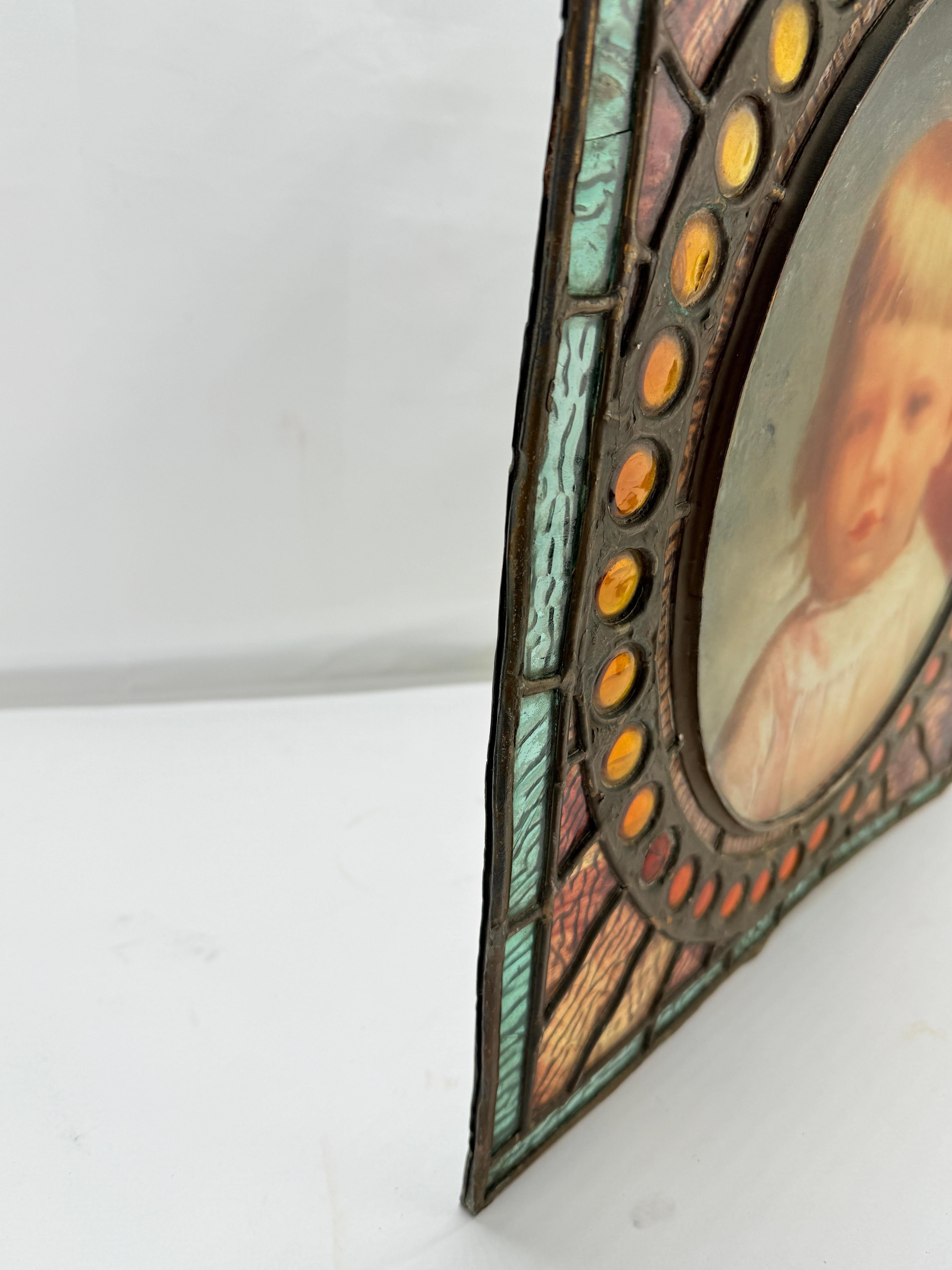 Antiguo escaparate americano de cristal emplomado y decorado de un niño de 1900 en venta 4