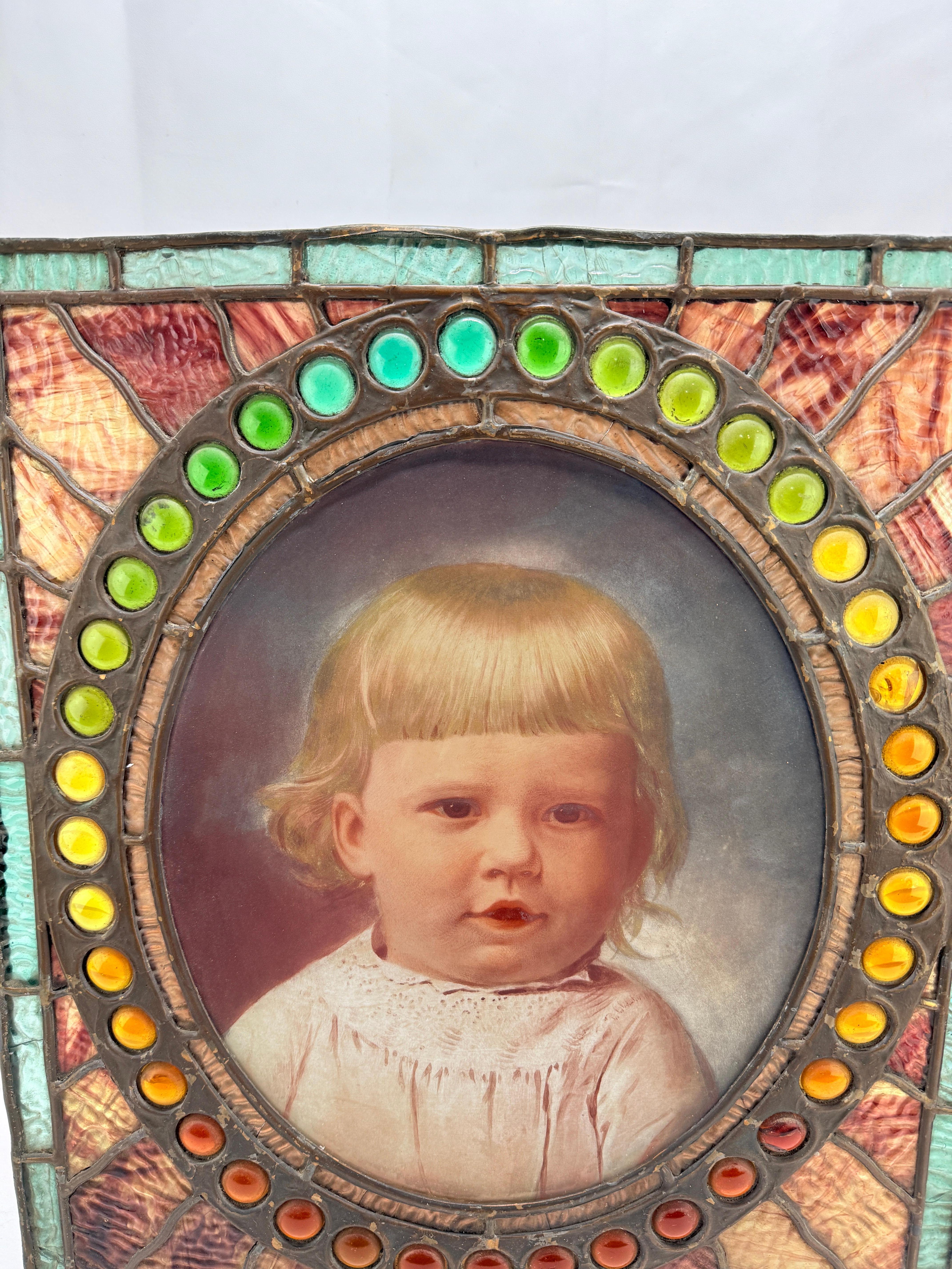 Antiguo escaparate americano de cristal emplomado y decorado de un niño de 1900 Art Nouveau en venta