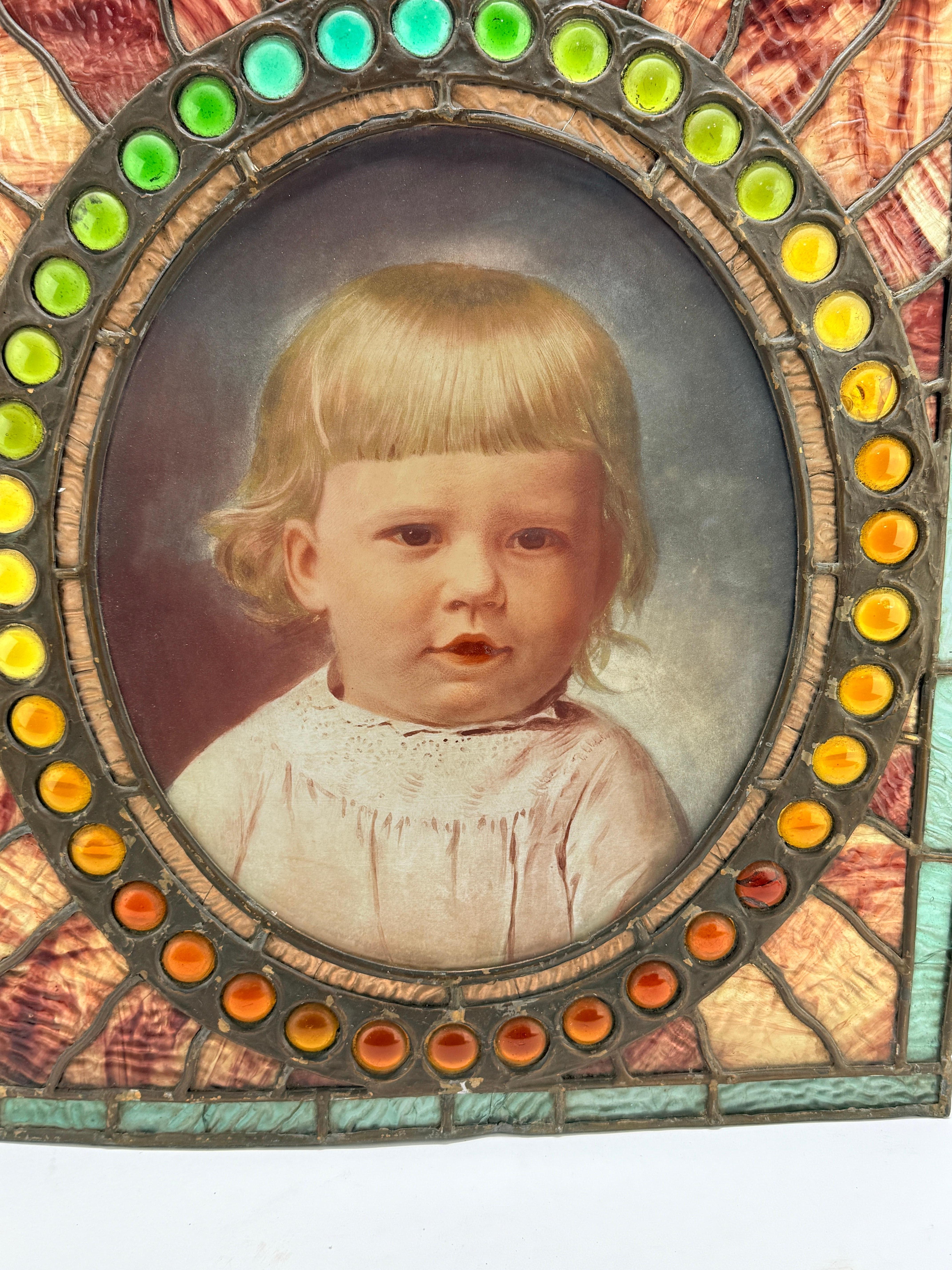 Antiguo escaparate americano de cristal emplomado y decorado de un niño de 1900 en venta 1