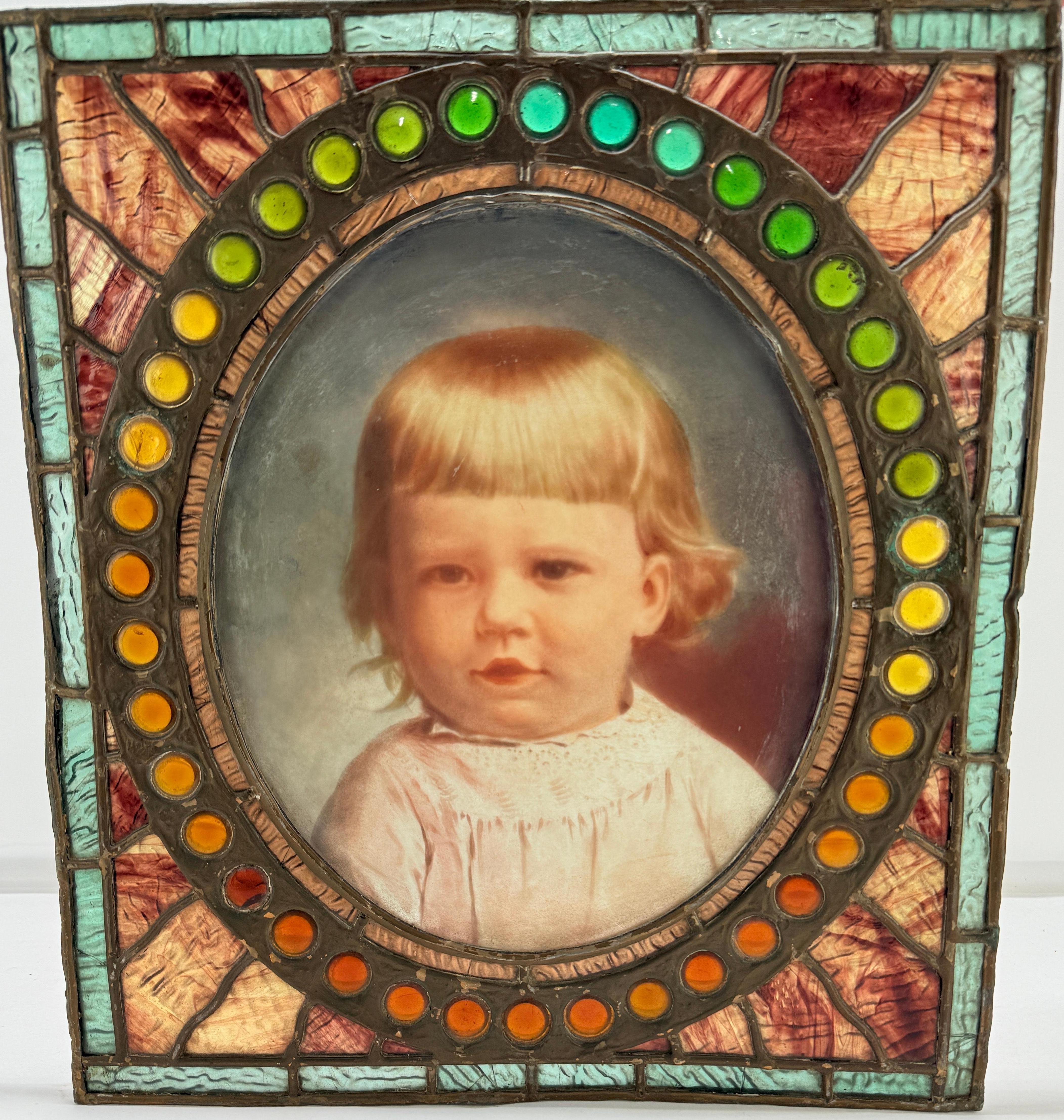 Antiguo escaparate americano de cristal emplomado y decorado de un niño de 1900 en venta 2
