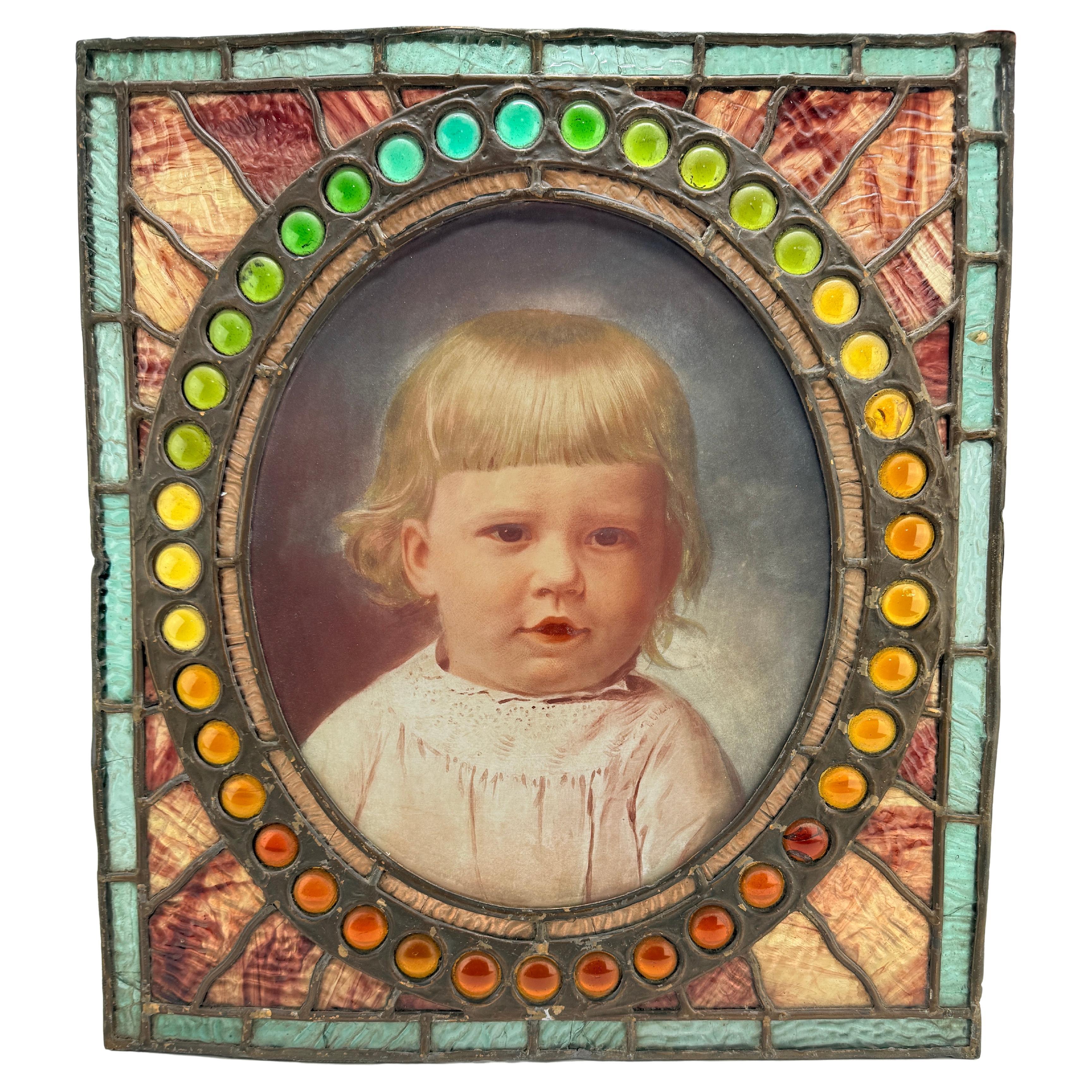 Antiguo escaparate americano de cristal emplomado y decorado de un niño de 1900