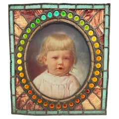 Antiguo escaparate americano de cristal emplomado y decorado de un niño de 1900