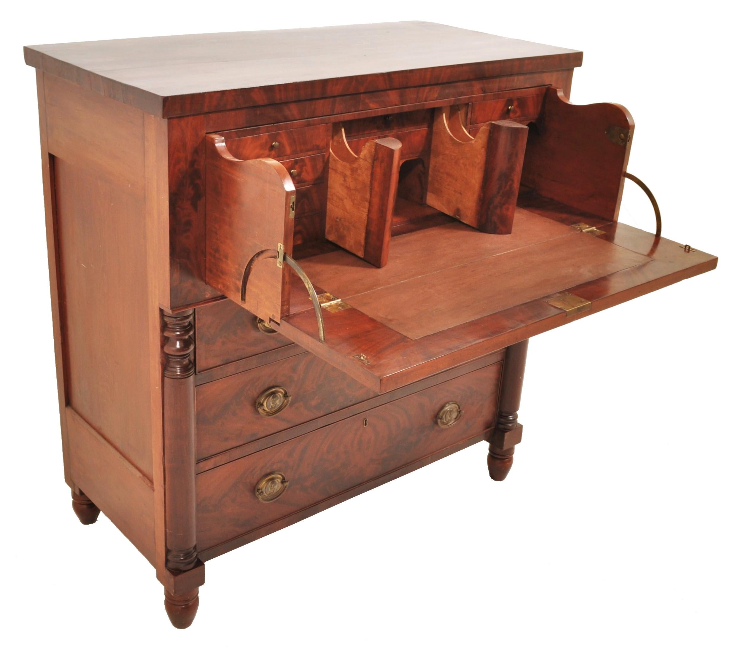 Antique American mahogany Baltimore 'Butler's' desk/secretary chest, circa 1820. The desk made of fine figured mahogany, the top drawer being a fall front secretary with a fitted interior and having three graduated drawers below. The drawers having