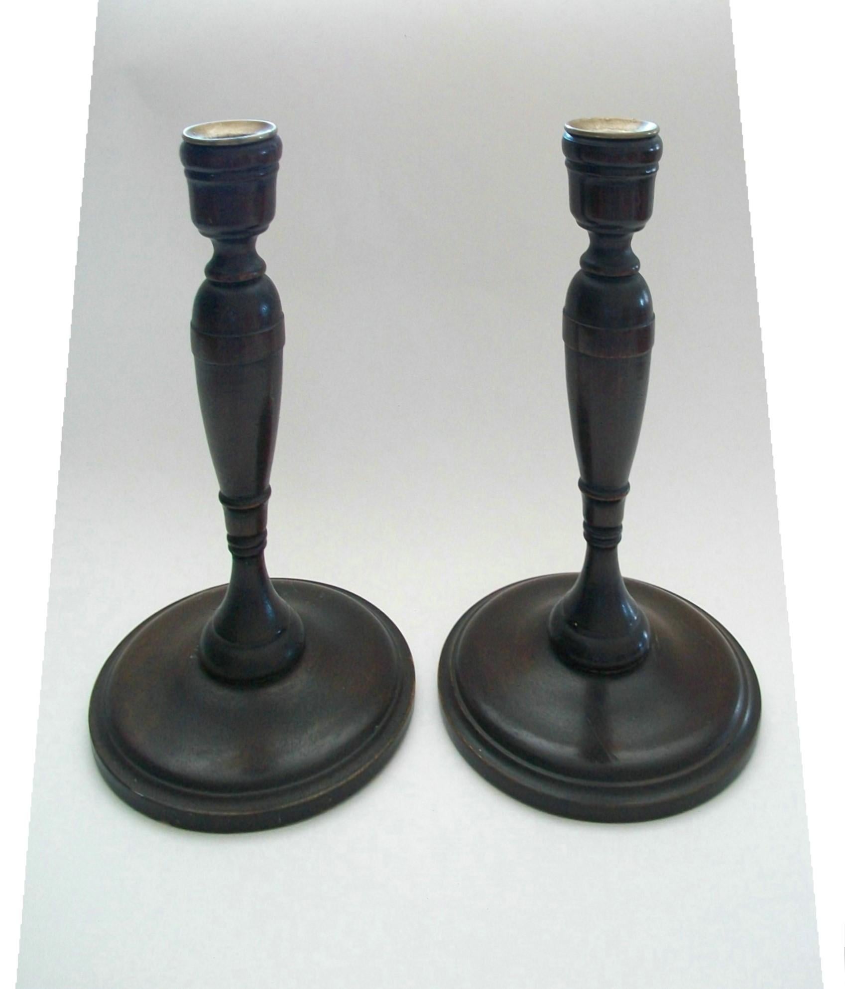 Antike amerikanische Hartholz-Kerzenhalter, Original Bobeches, um 1900 (Federal) im Angebot