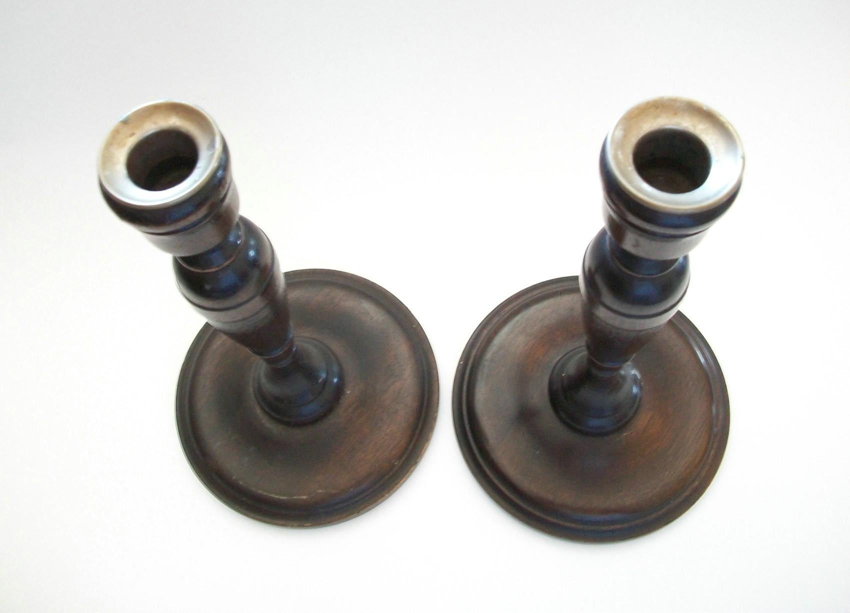 Antike amerikanische Hartholz-Kerzenhalter, Original Bobeches, um 1900 (Metall) im Angebot
