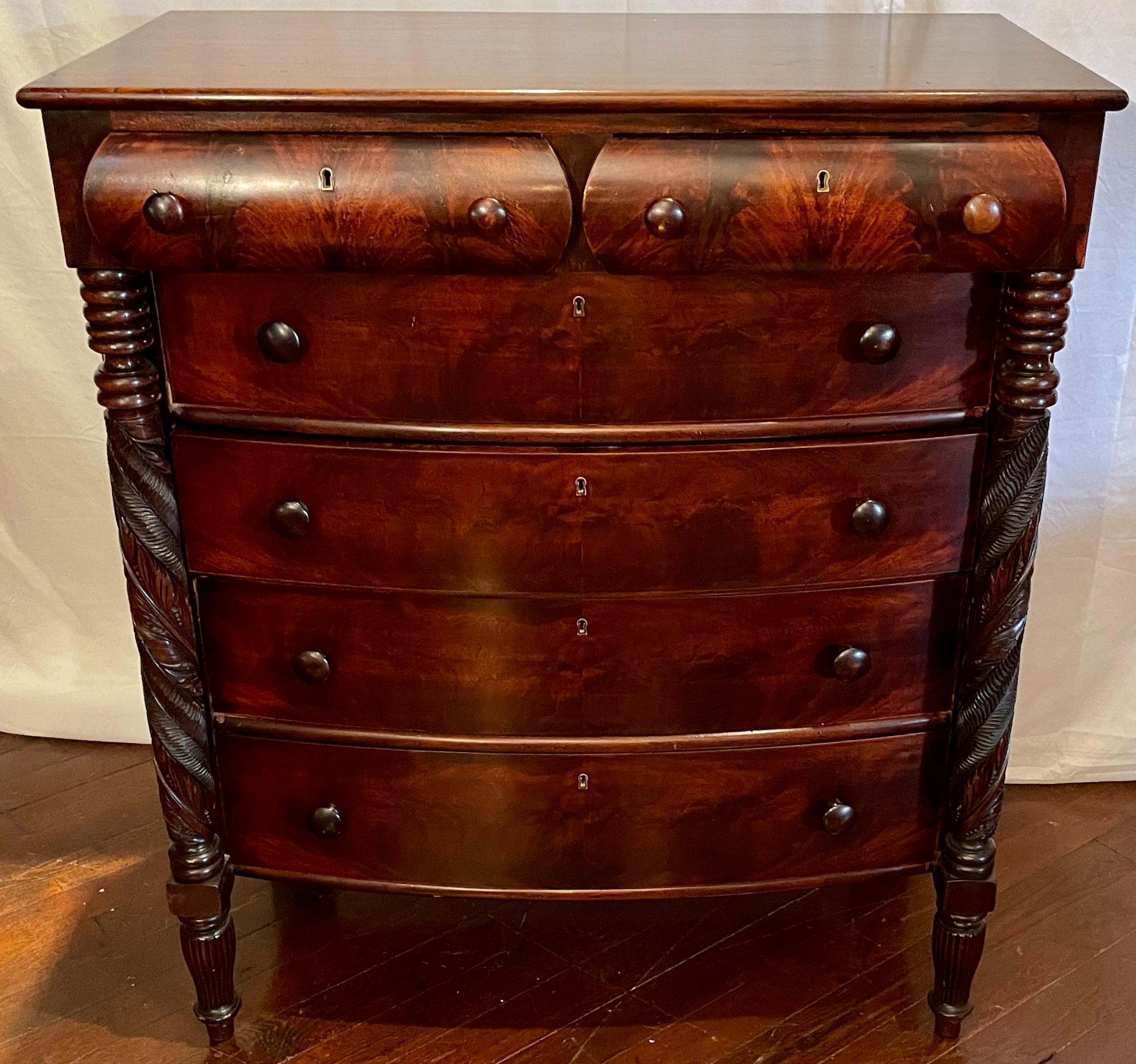 Ancienne commode américaine en acajou avec pieds tournés, Circa 1890.