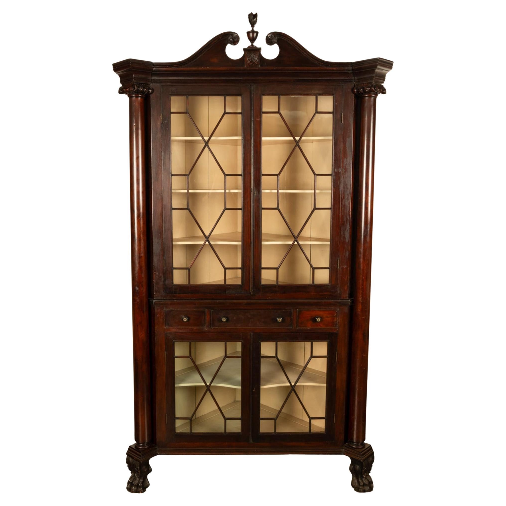 Ancienne armoire d
angle en acajou de style fédéral sculpté East Tennessee 1820