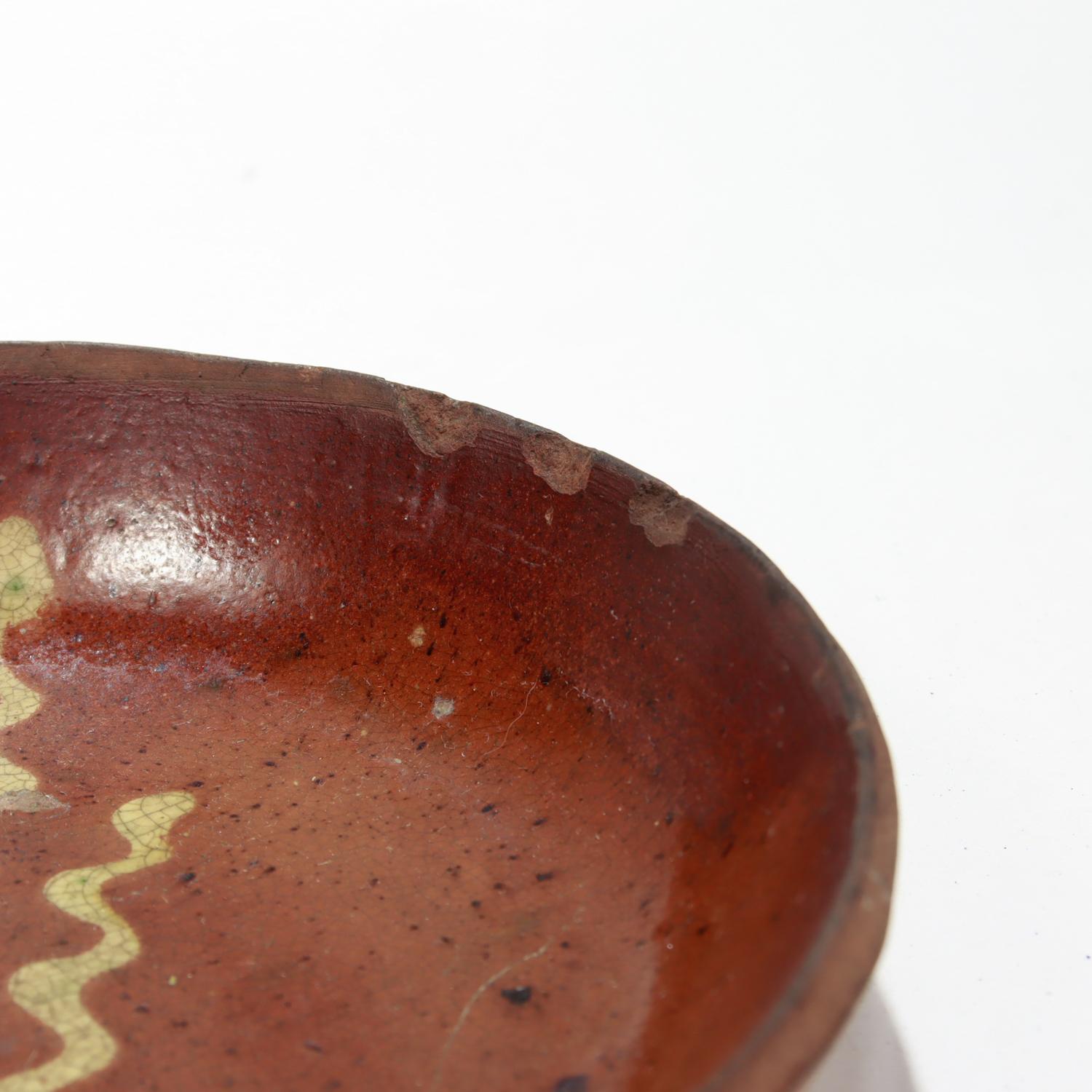 Antiguo plato para tarta de loza roja decorada con engobe amarillo de los Estados del Atlántico Medio americano en venta 2