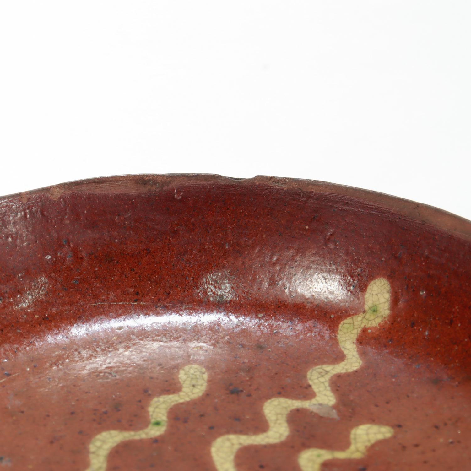 Antiguo plato para tarta de loza roja decorada con engobe amarillo de los Estados del Atlántico Medio americano en venta 3