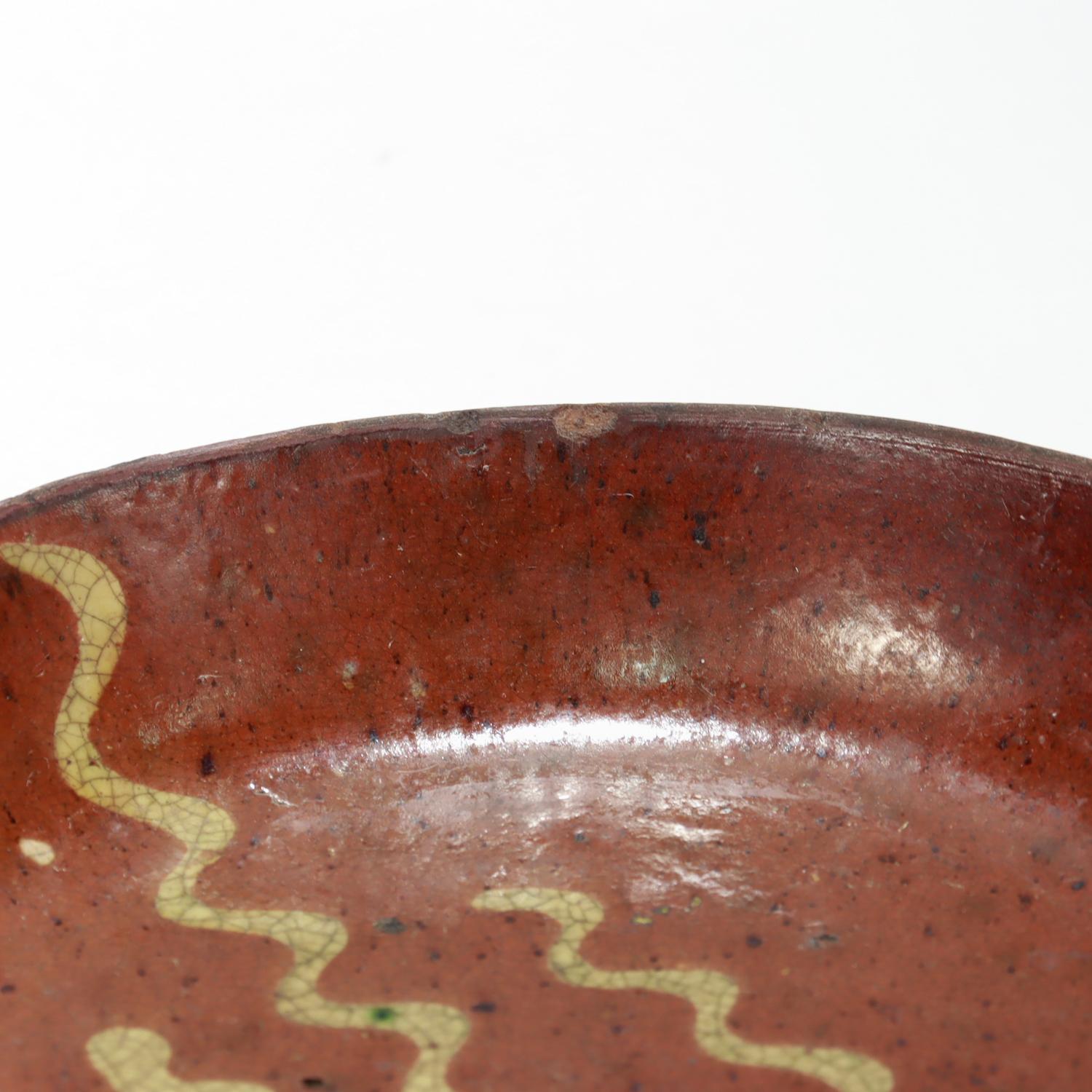 Antiguo plato para tarta de loza roja decorada con engobe amarillo de los Estados del Atlántico Medio americano en venta 5