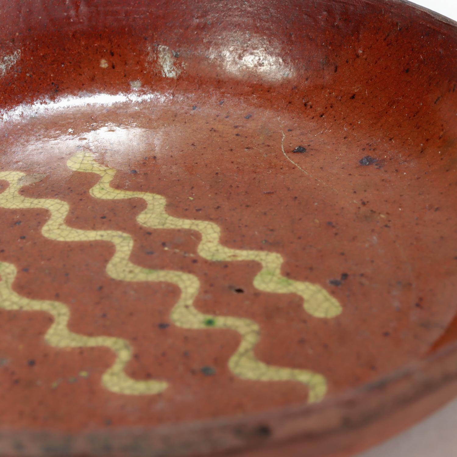 Antiguo plato para tarta de loza roja decorada con engobe amarillo de los Estados del Atlántico Medio americano en venta 6