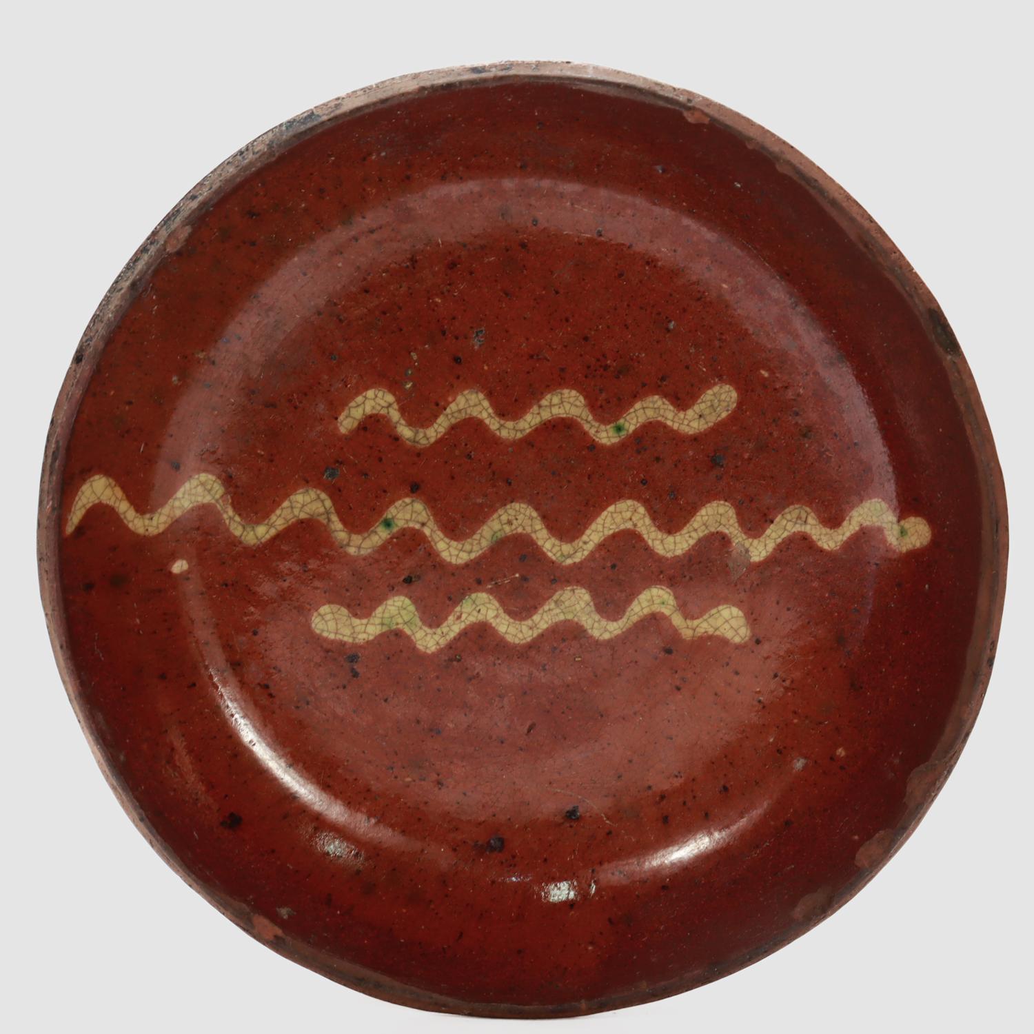 Antiguo plato para tarta de loza roja decorada con engobe amarillo de los Estados del Atlántico Medio americano Arte popular en venta