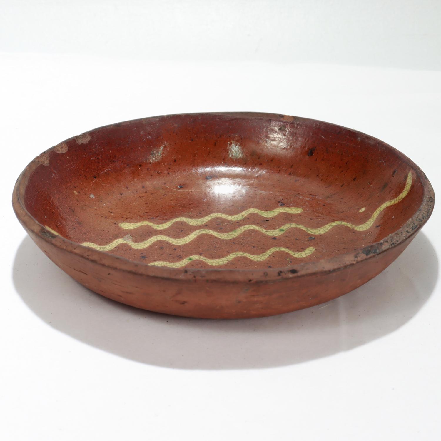 Antiguo plato para tarta de loza roja decorada con engobe amarillo de los Estados del Atlántico Medio americano Glaseado en venta