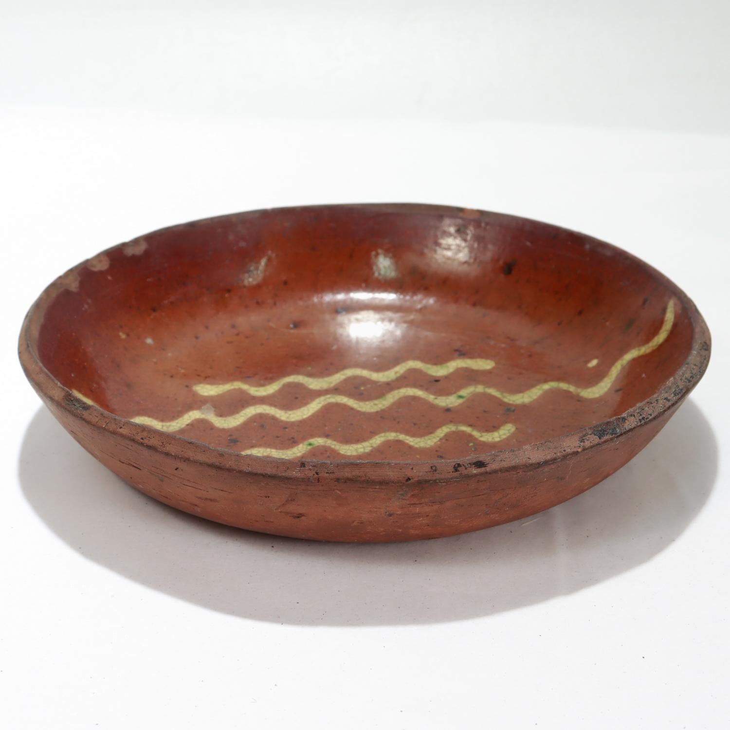 Antiguo plato para tarta de loza roja decorada con engobe amarillo de los Estados del Atlántico Medio americano en Bastante bueno estado para la venta en Philadelphia, PA