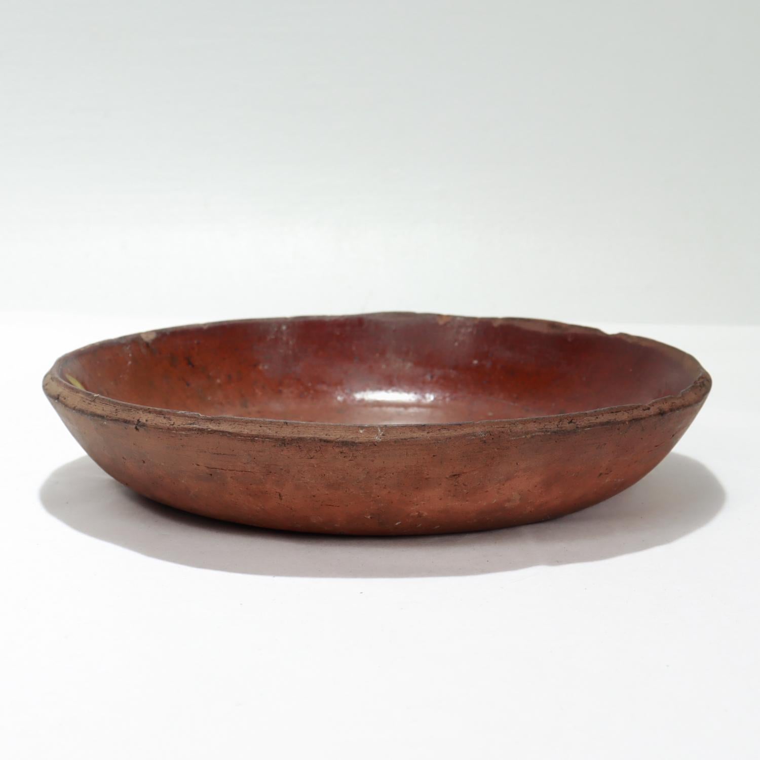 Antiguo plato para tarta de loza roja decorada con engobe amarillo de los Estados del Atlántico Medio americano Alfarería en venta