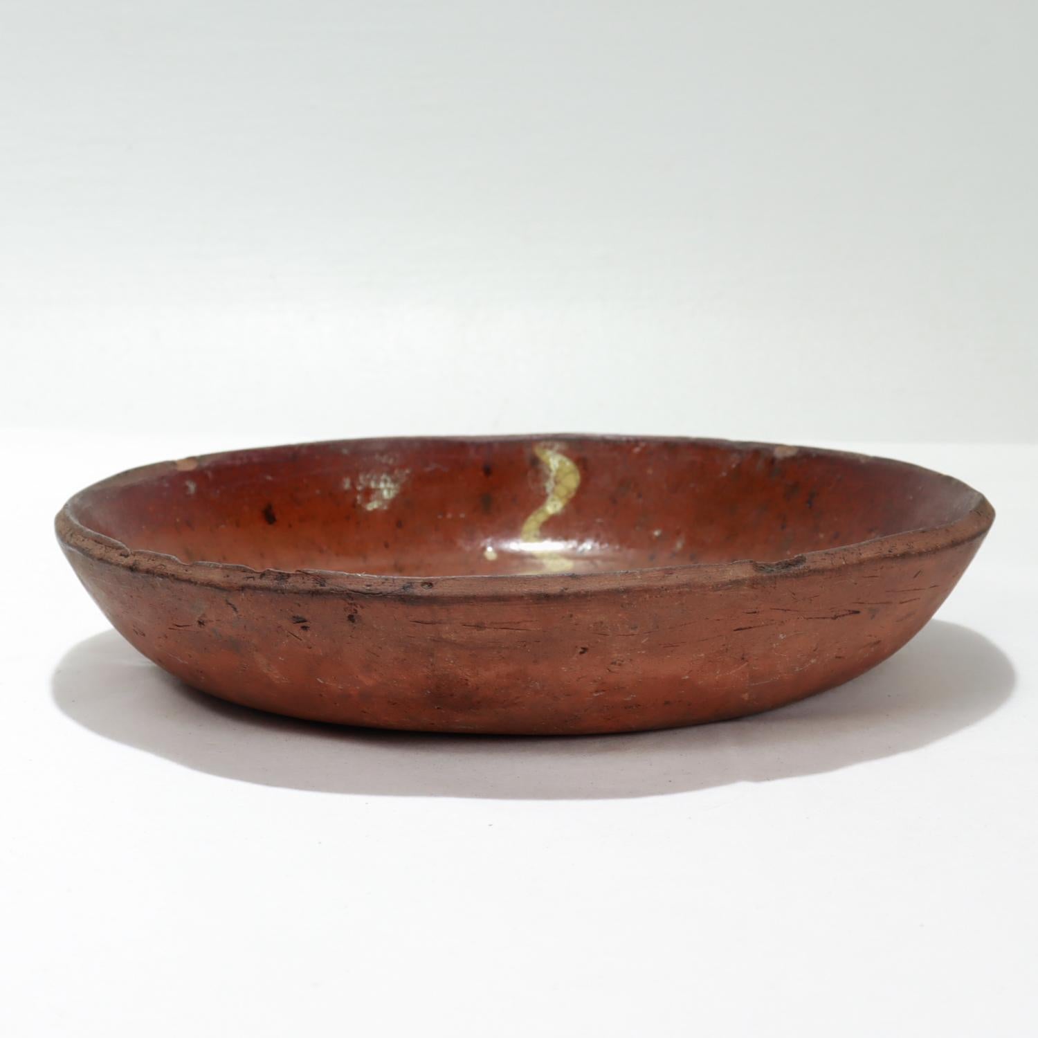 Antiguo plato para tarta de loza roja decorada con engobe amarillo de los Estados del Atlántico Medio americano en venta 1