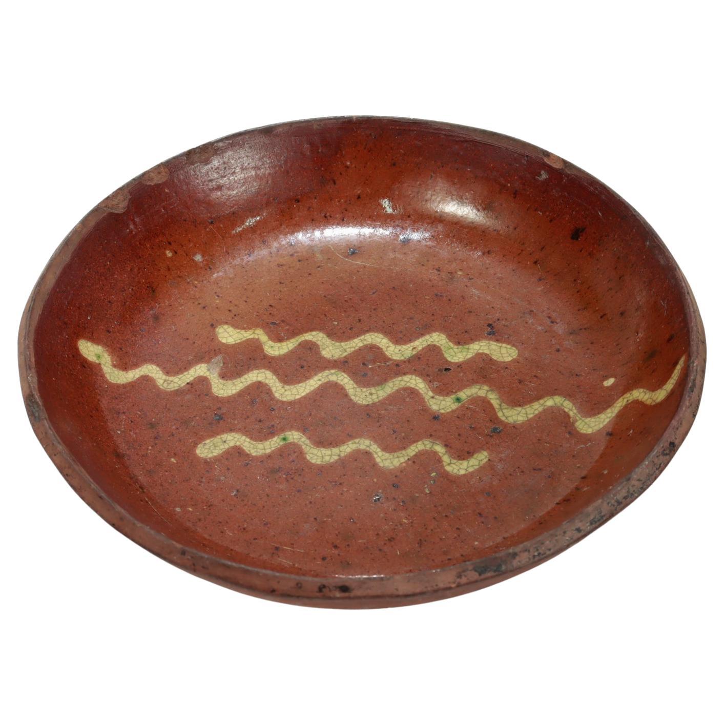 Antiguo plato para tarta de loza roja decorada con engobe amarillo de los Estados del Atlántico Medio americano en venta