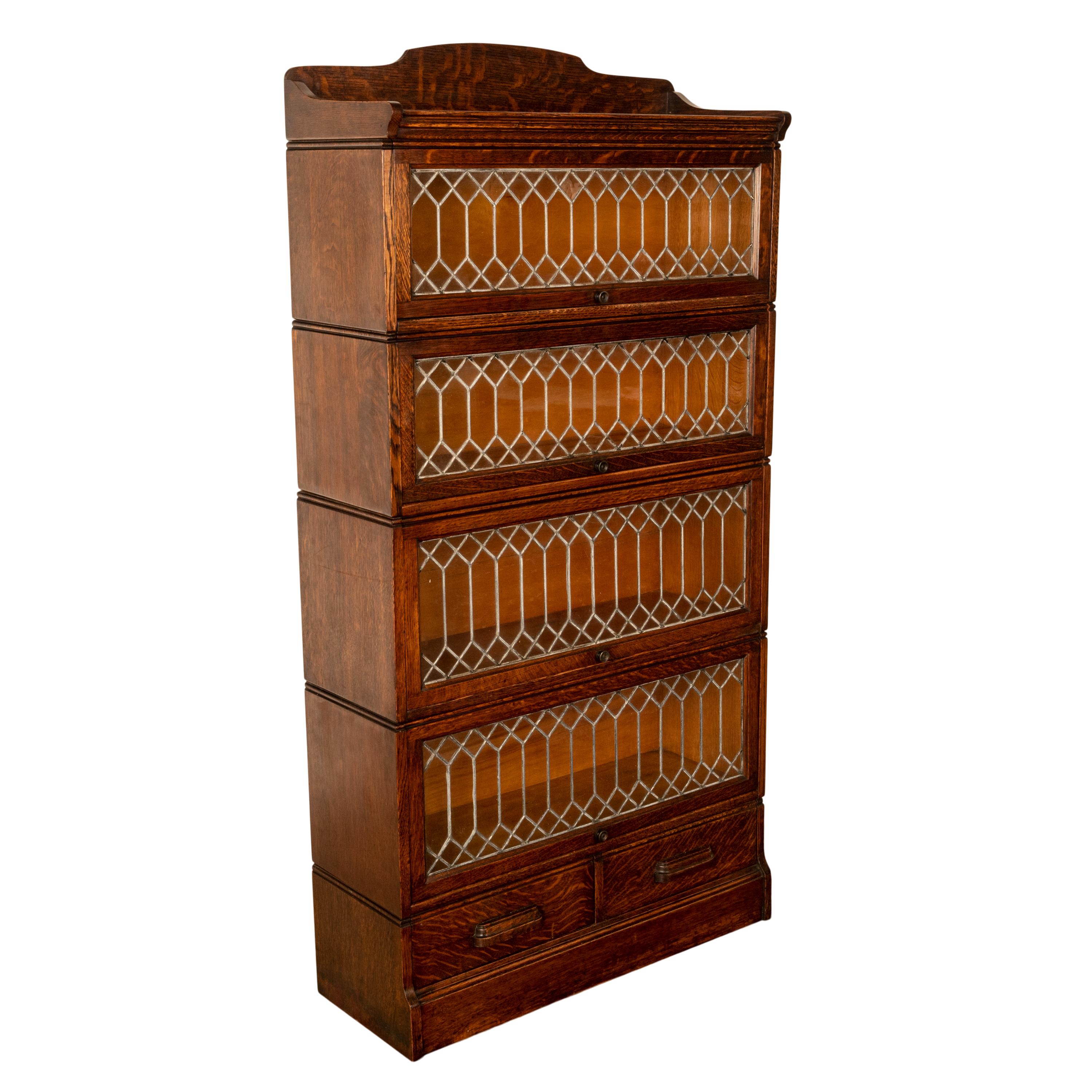 A very good quality antique American Craftsman/Mission six section quarter sawn oak stacking bookcase, circa 1910.
This outstanding example of an early 20th century lawyer's bookcase comprises six sections; the top having a galleried back with four