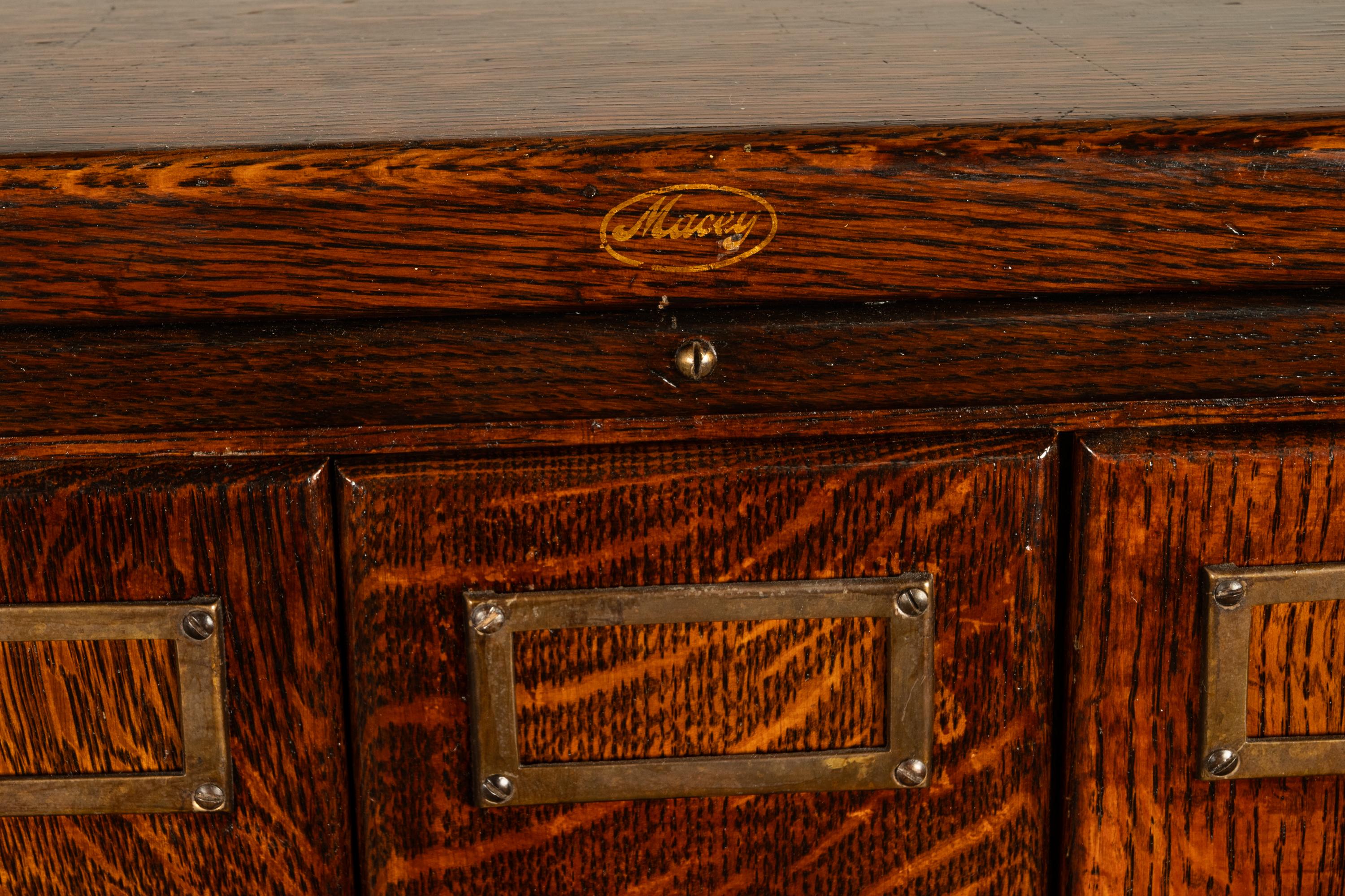 Antiker amerikanischer Missions-Schrank Macey aus Eichenholz mit 12 Schubladen und Bibliotheksschrank, Macey 1910 8