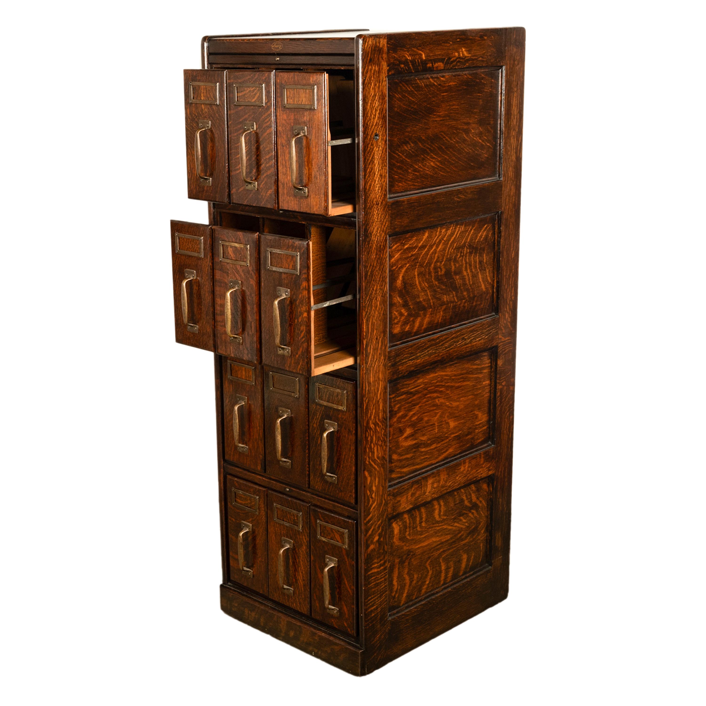 Antiker amerikanischer Missions-Schrank Macey aus Eichenholz mit 12 Schubladen und Bibliotheksschrank, Macey 1910 (Messing)