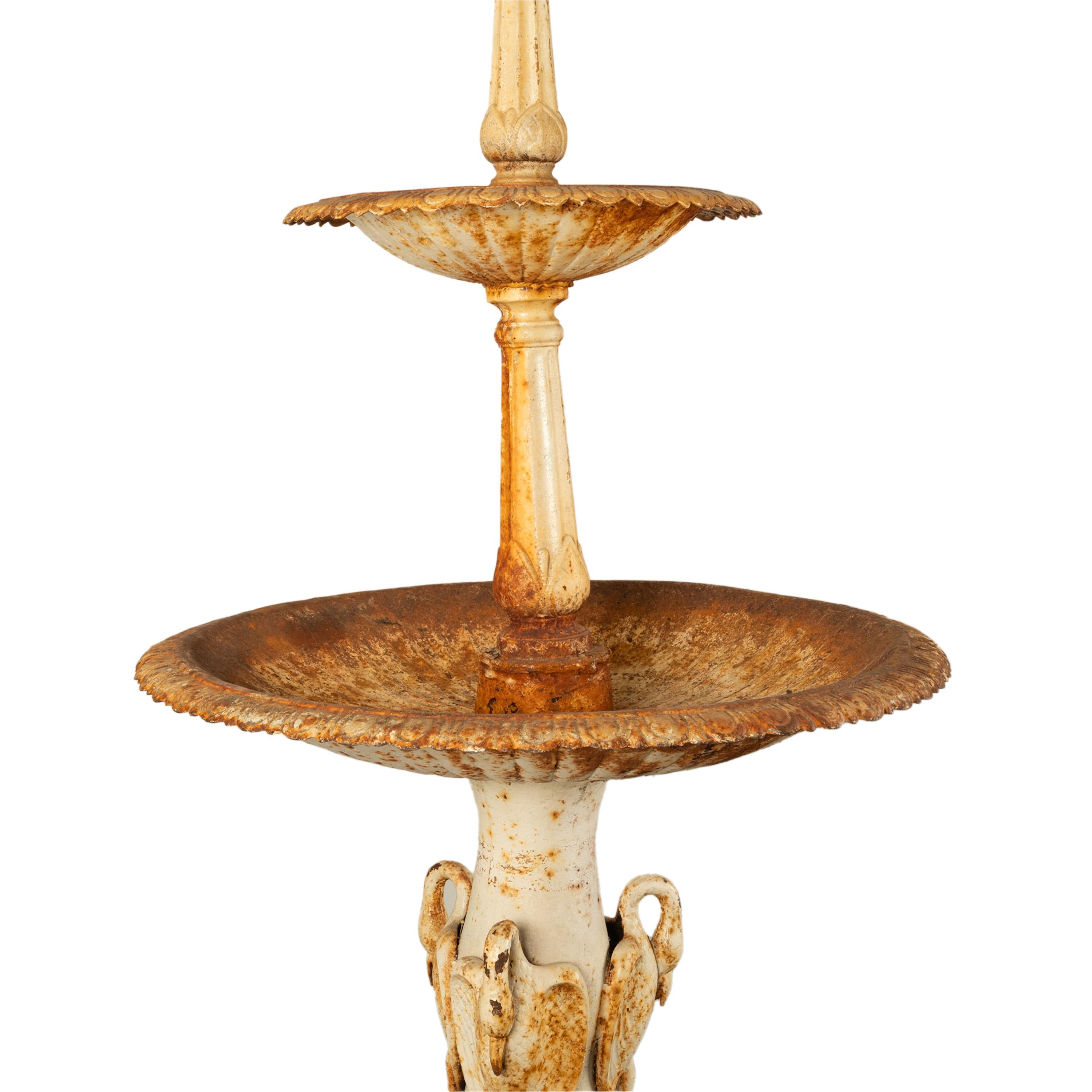 Antiquité américaine Monumental 3 Tier Cast Iron Garden 98