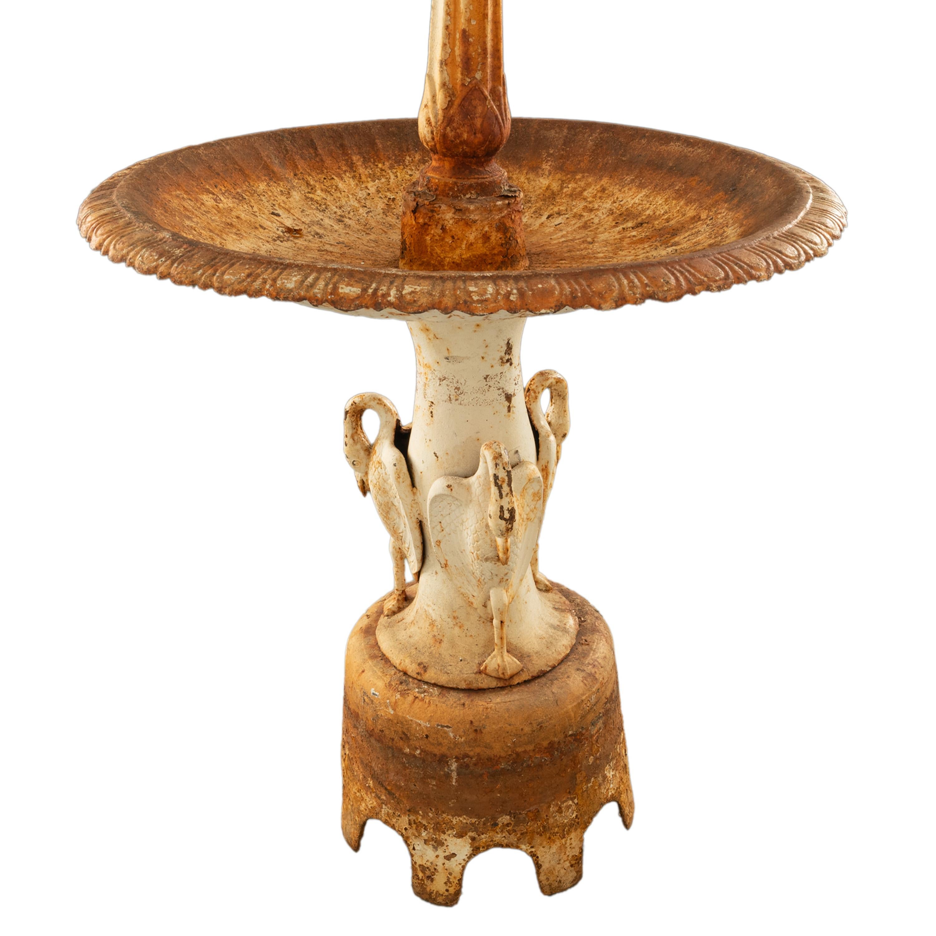 Antiquité américaine Monumental 3 Tier Cast Iron Garden 98
