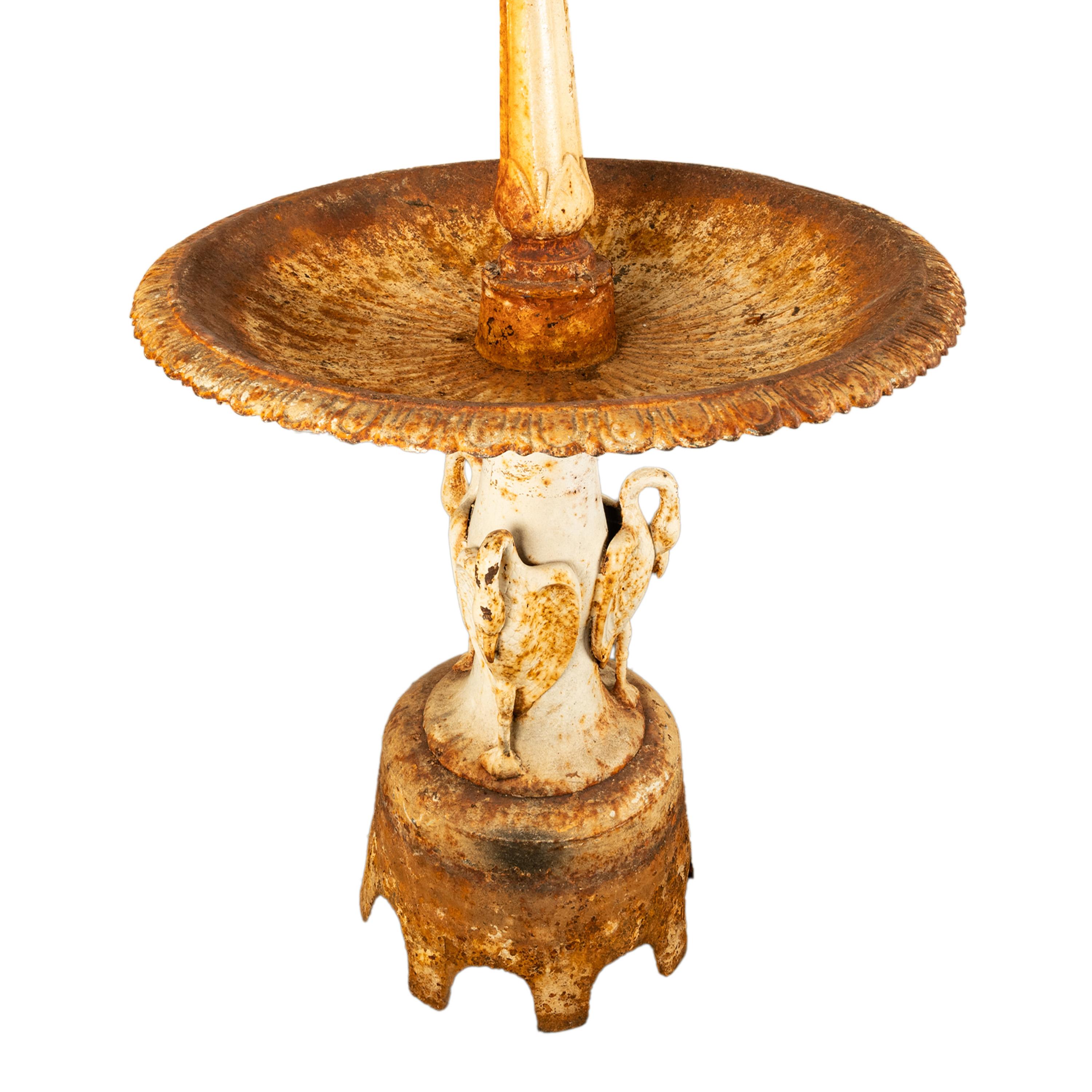 Antiquité américaine Monumental 3 Tier Cast Iron Garden 98