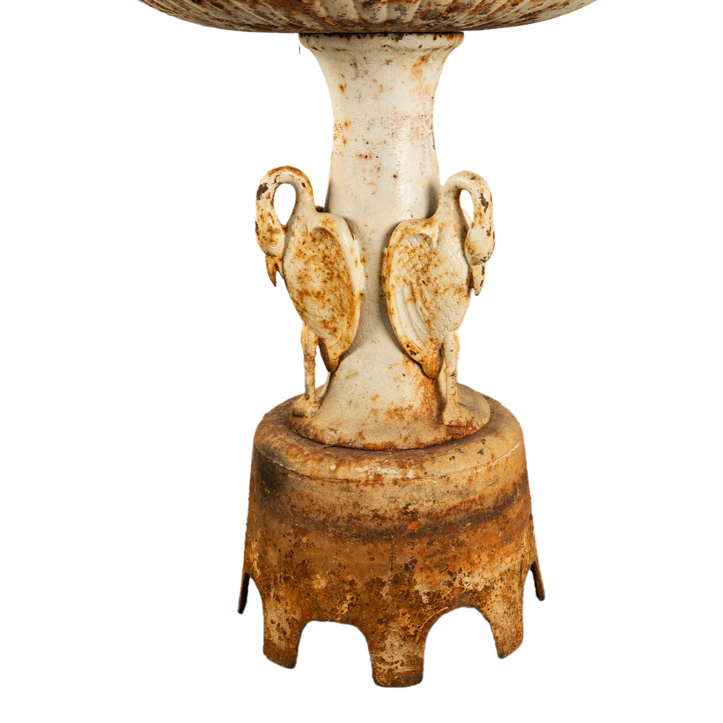 Antiquité américaine Monumental 3 Tier Cast Iron Garden 98