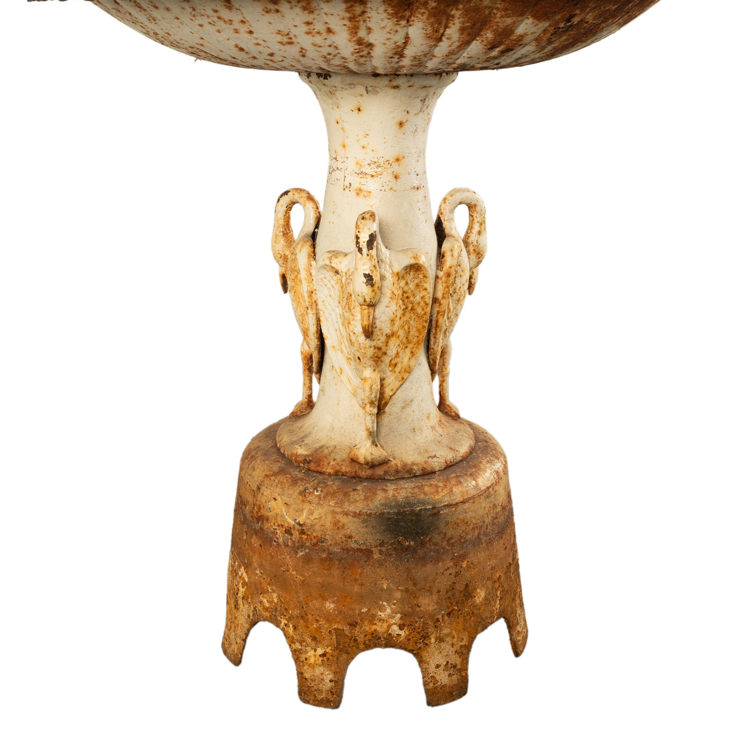 Antiquité américaine Monumental 3 Tier Cast Iron Garden 98