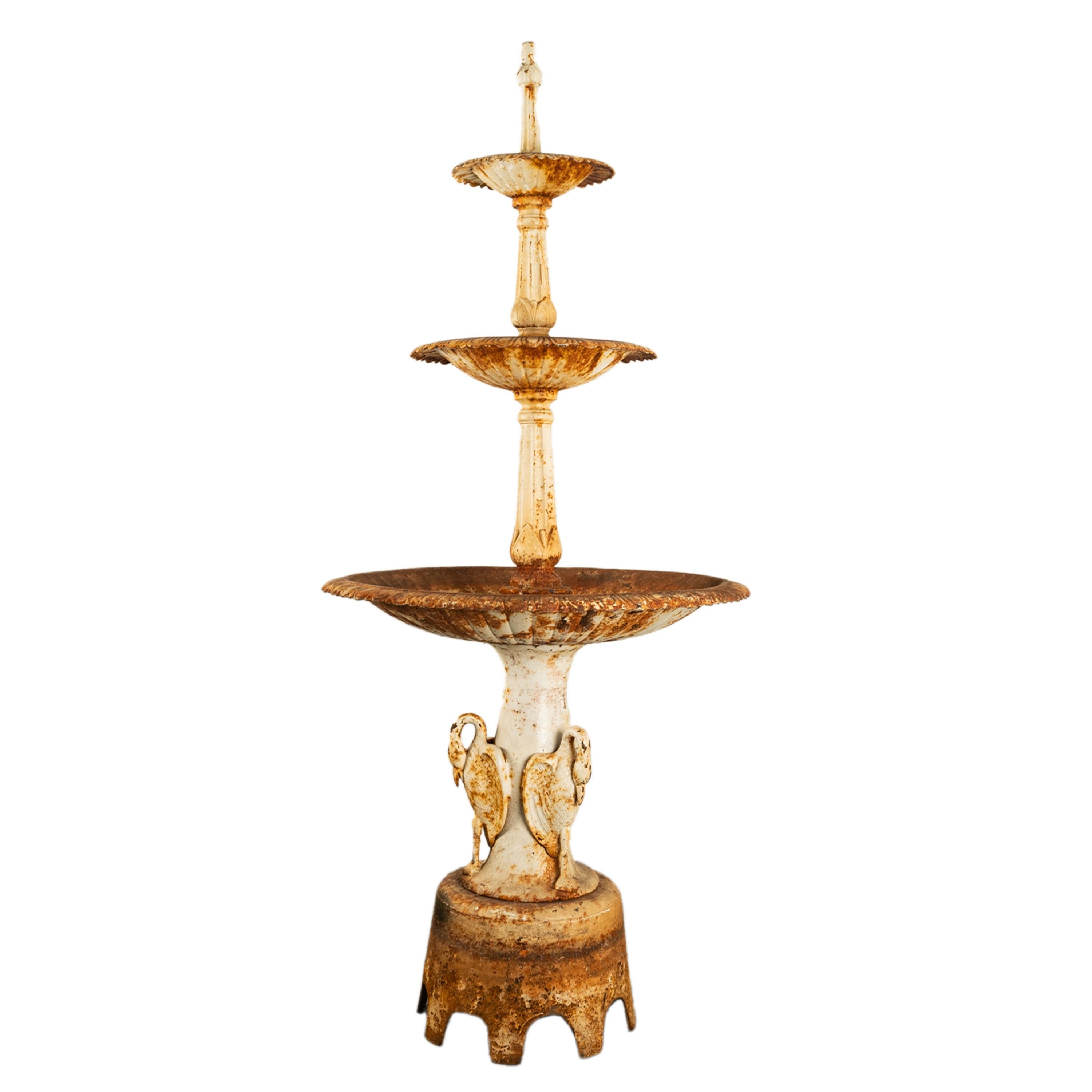 Une bonne fontaine monumentale américaine en fonte à 3 étages attribuée à J. W. Fiske, New York, vers 1870.
La base est ornée de trois cigognes debout, la tête tournée vers le bas et les ailes déployées, le dos tourné vers la base du piédestal. Le